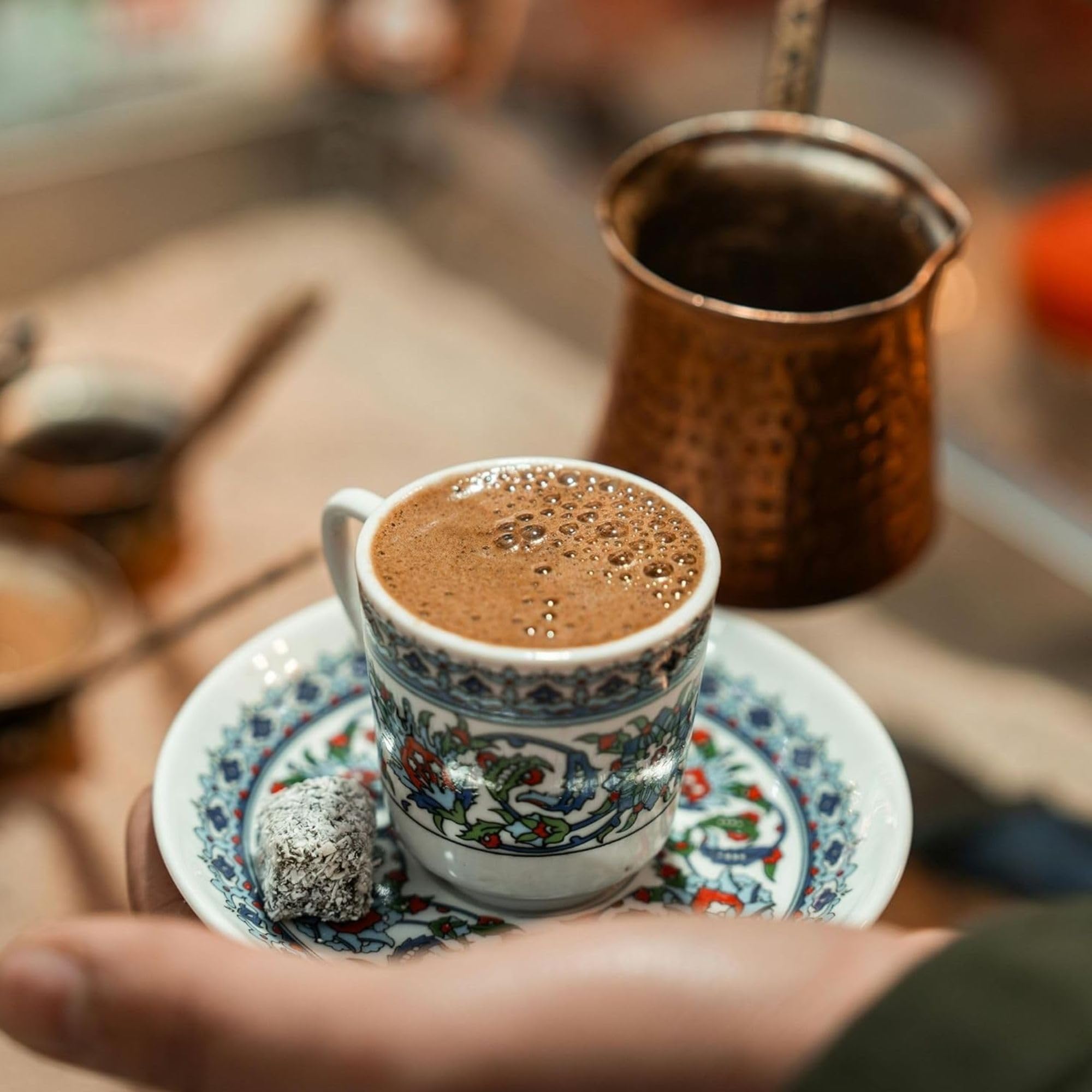 Kütahya Porselen Topkapi Türkische Kaffeetassen 12-teilig, aus Porzellan, 6 Mokkatassen 70 ml mit 6 Untertassen, İznik Dekor, Türkischer Kaffee Espresso Tassen Set, Floral