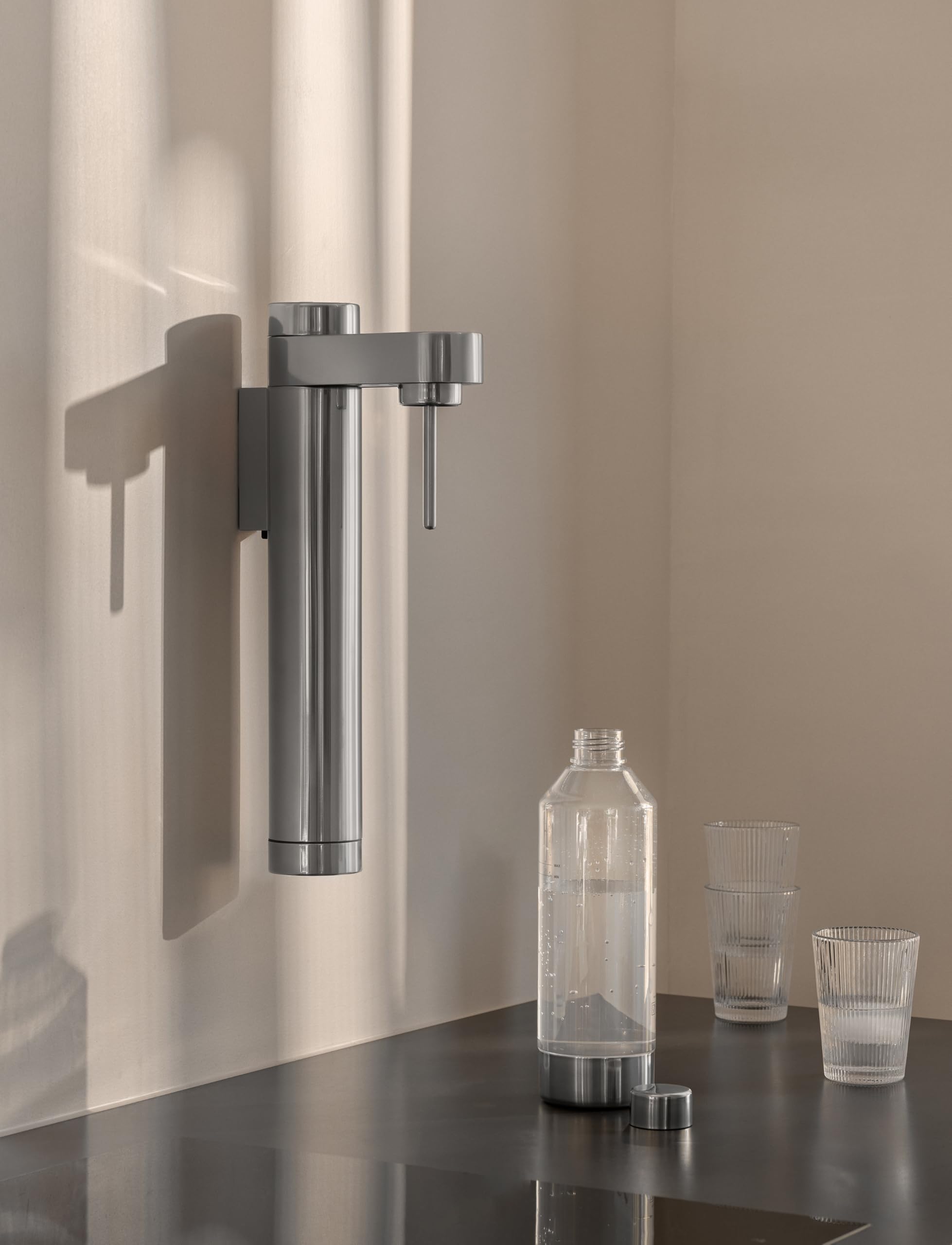 Stelton Brus Carbonatore da parete elegante – Macchina per acqua frizzante e soda con bottiglia riutilizzabile – compatibile con cilindri CO₂ 425 g/60L
