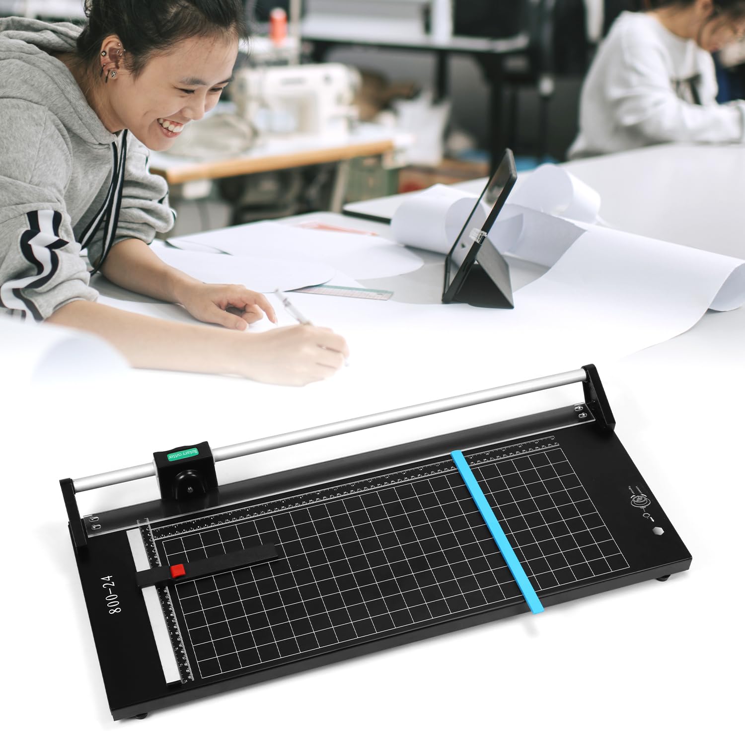 QWORK Recortadora de papel giratoria manual de precisión de 24 pulgadas con rejillas preimpresas, diseño de autoafilado