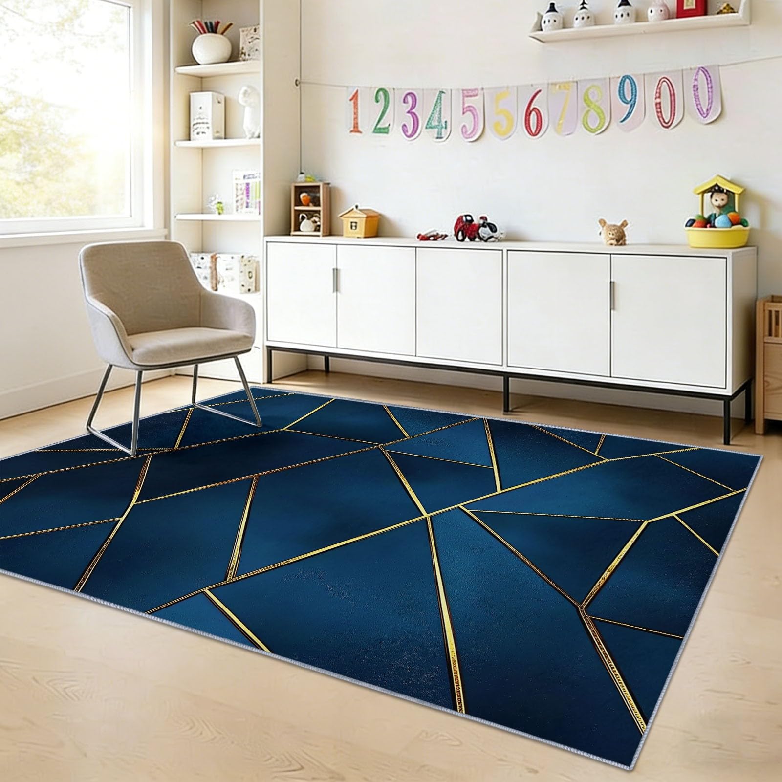 Tapis en Flanelle Douce 180 x 240 cm Triangles Géométriques Lignes Dorées Tapis de Salon Moderne, Antidérapant et Lavable en Machine – Idéal Chambre – Poils Courts Facile à Nettoyer, Bleu Marine