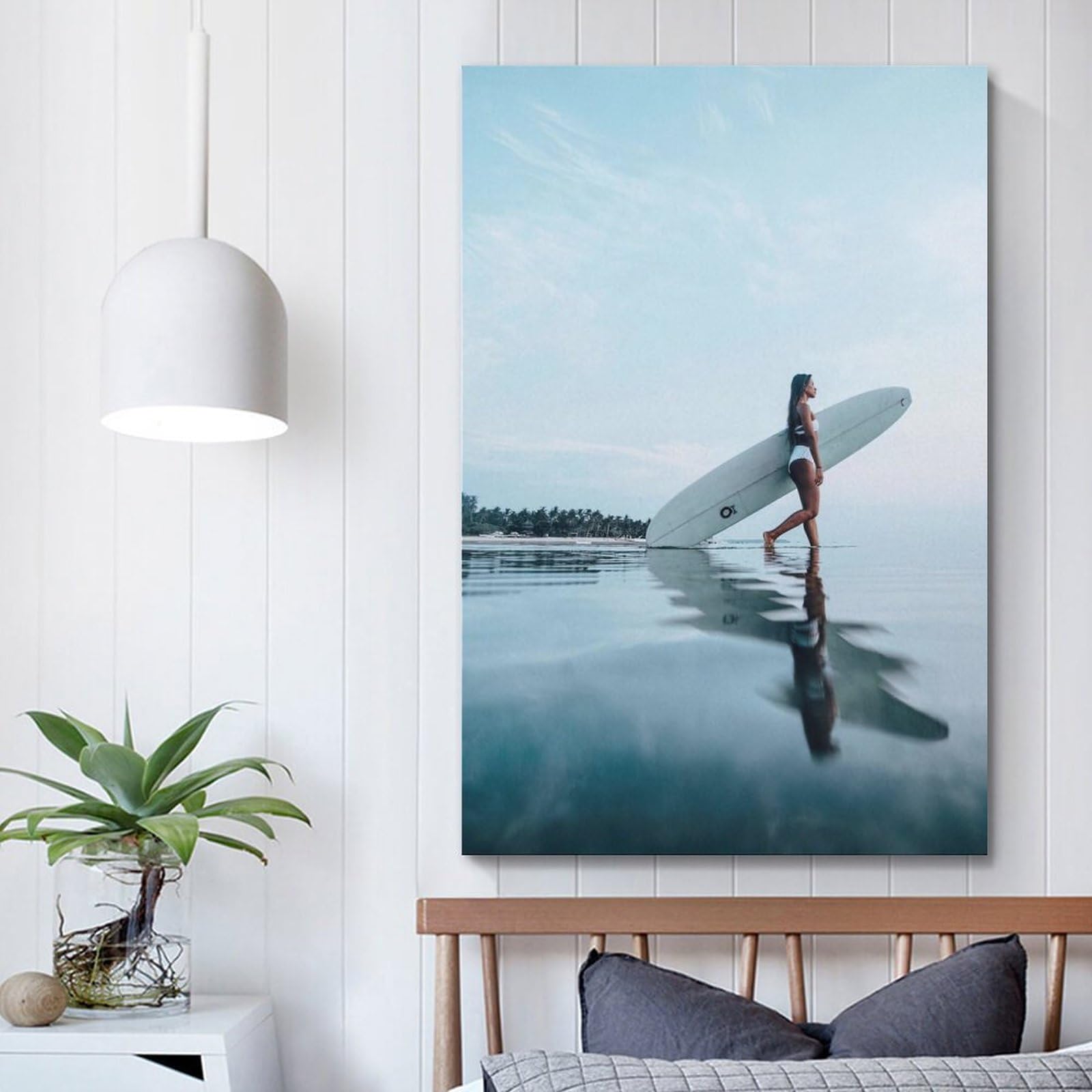 Una tavola da surf in legno sdraiata sulla sabbia della spiaggia foto