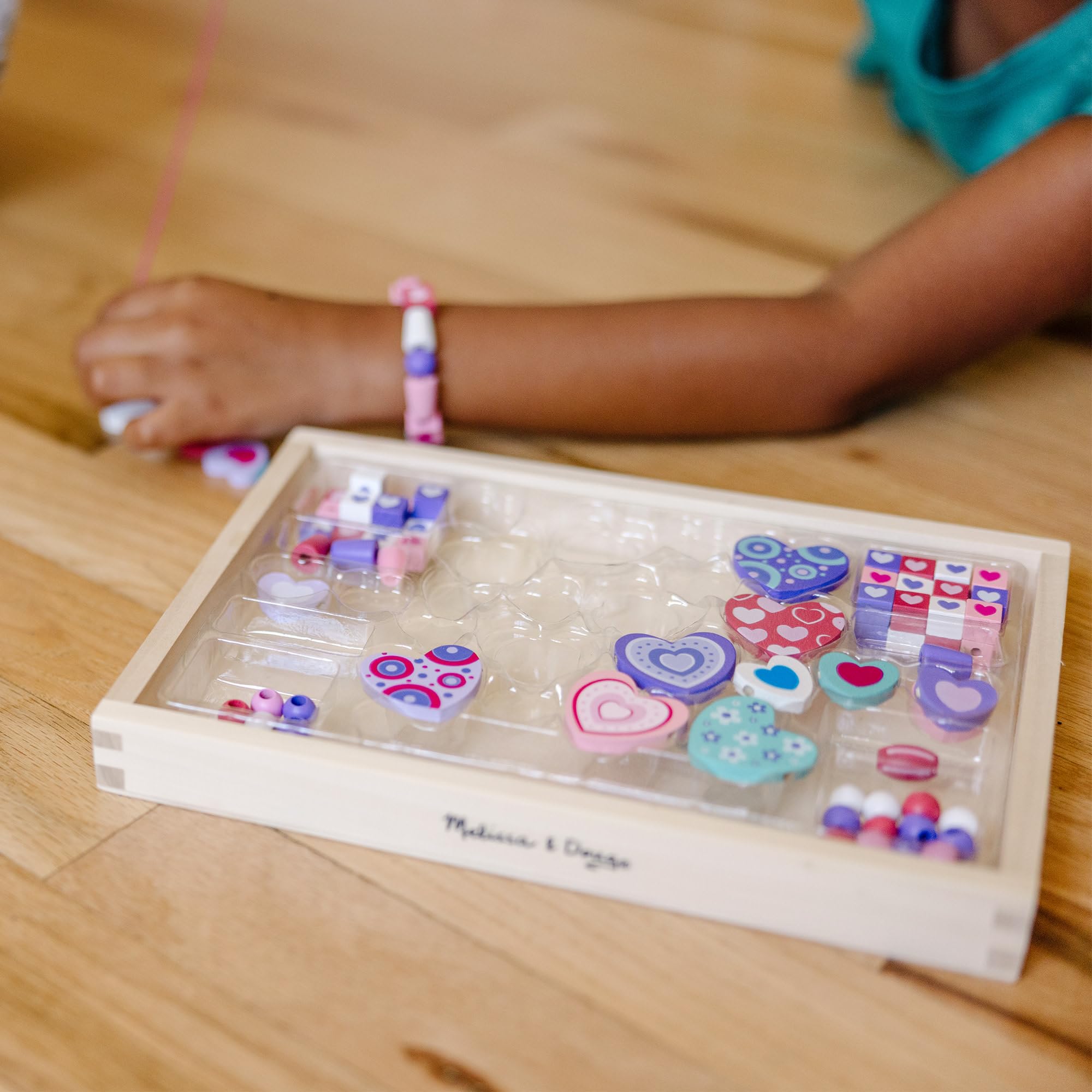 Melissa & Doug Perline per Braccialetti e Collane - Cuoricini, Kit Fai Da Te Perline, Idee Regalo per Bambine e Bambini, In Legno, 5+ Anni