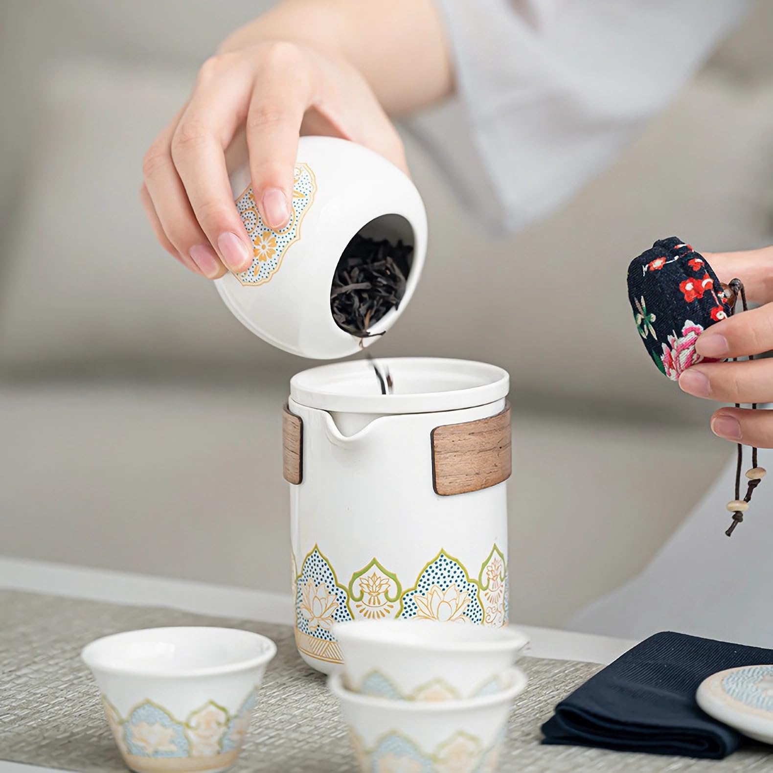 Serwis do herbaty z porcelany, chiński zestaw podróżny do herbaty z 6 ceramicznymi filiżankami, mały dzbanek do herbaty z wbudowanym sitkiem do herbaty sypkiej, elegancki, biały