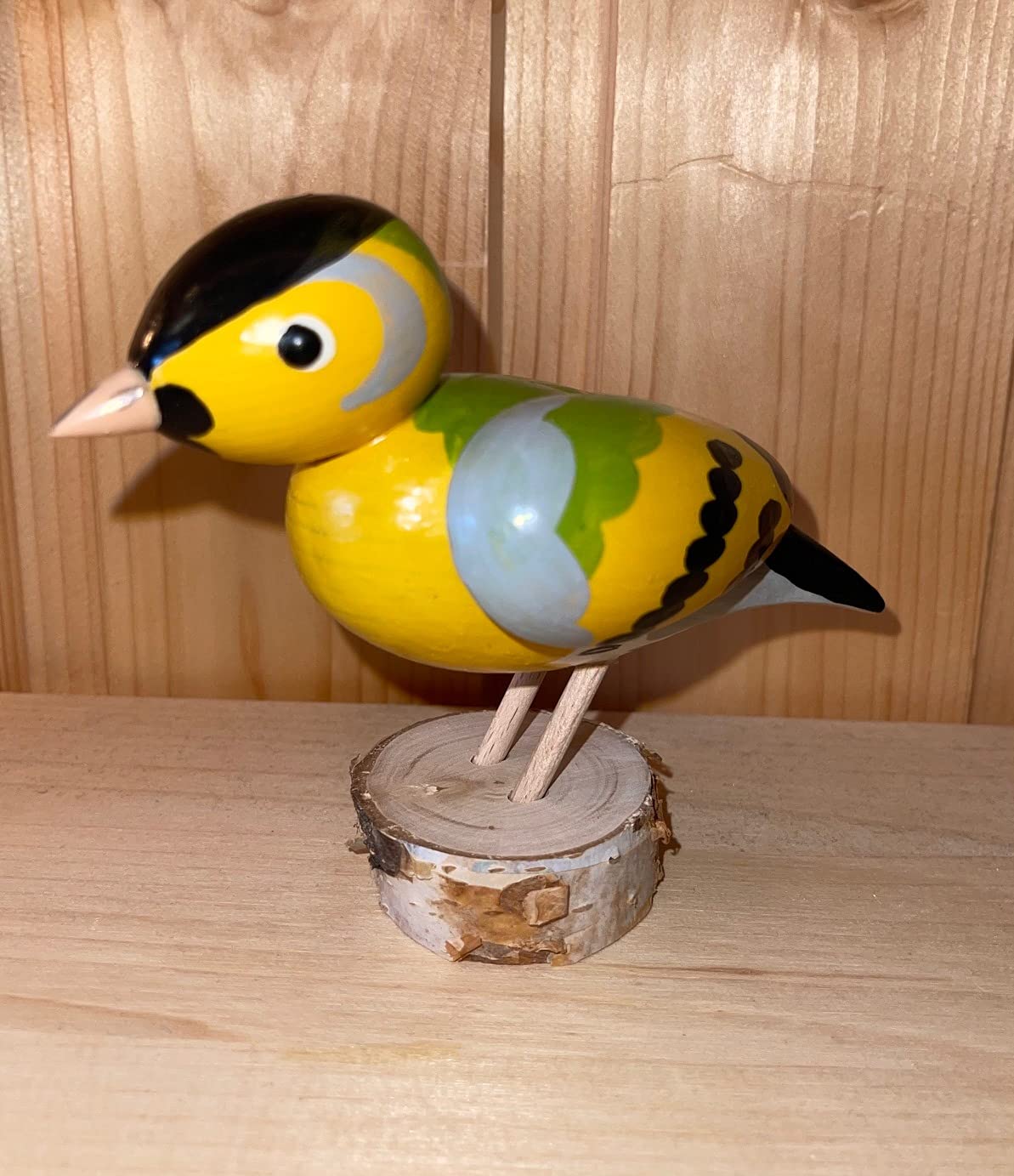 Oiseau en bois sculpté main de 7 cm pour une décoration raffinée