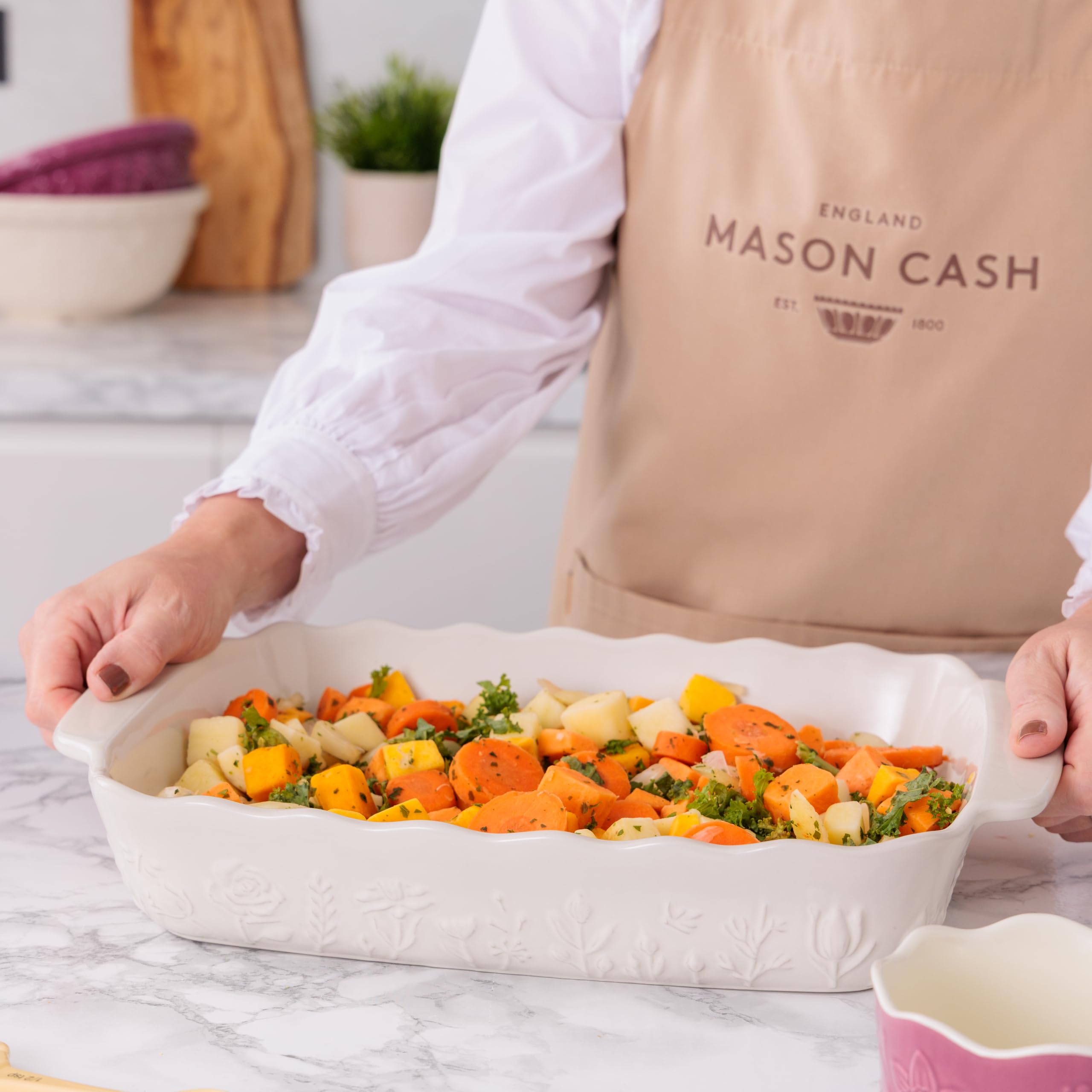 Mason Cash In The Meadow Große rechteckige Backform, Creme | 2,8 l, floral geprägtes Steingut, ofenfeste Auflaufform zum Backen, Braten und Servieren, 33 x 23 cm