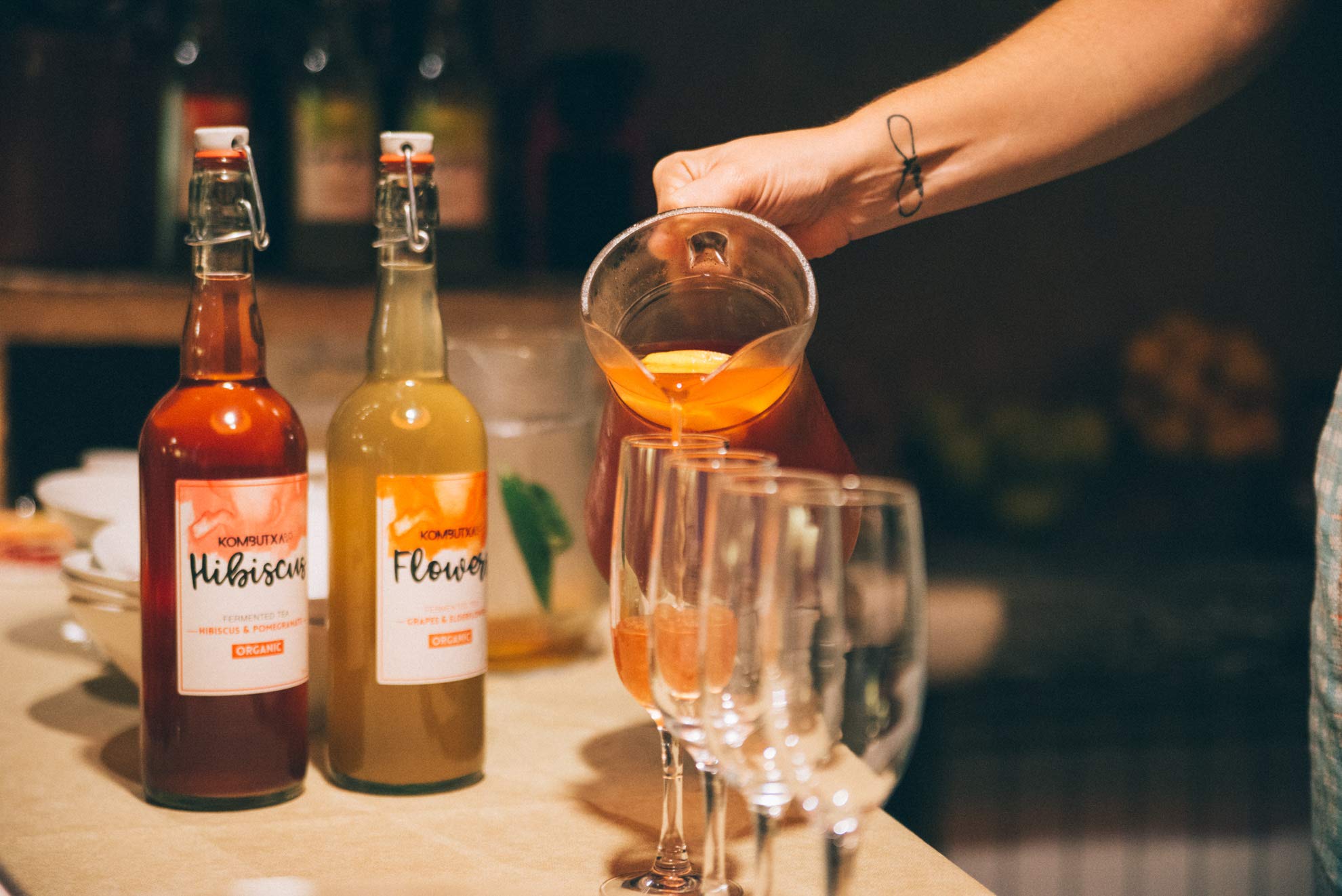 KOMBUTXA BEBIDA TE KOMBUCHA ORGANICA - Confezione da 6ud di 750ml | Sapore Ibisco e Melograno 3ud e Zenzero e mela 3ud | Bevanda Energetica al Tè Fermentato Biologico | Senza Zuccheri Aggiunti