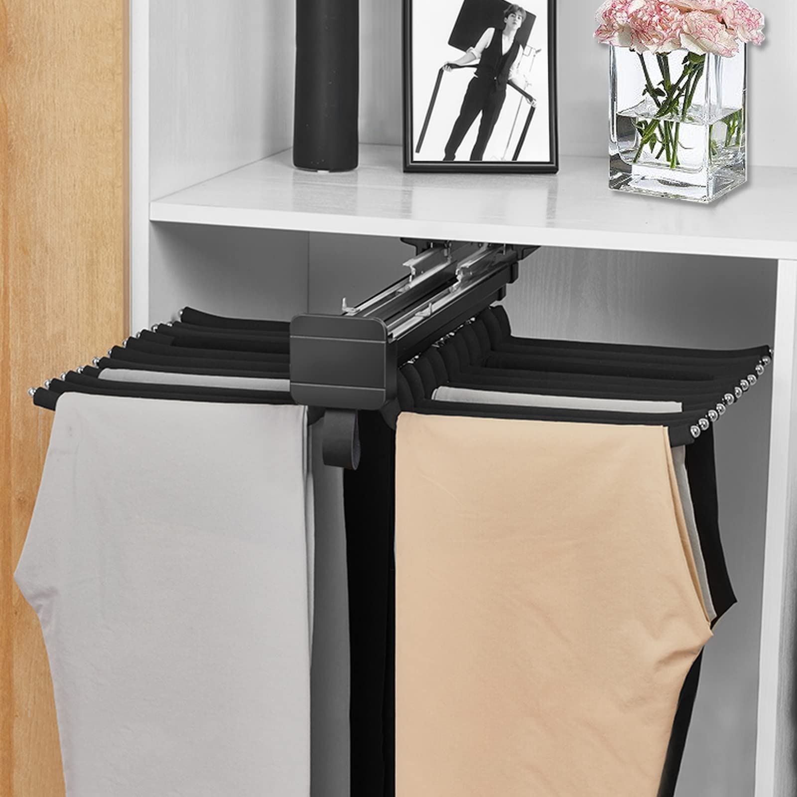 Aménagement dressing gain de place avec porte pantalon noir