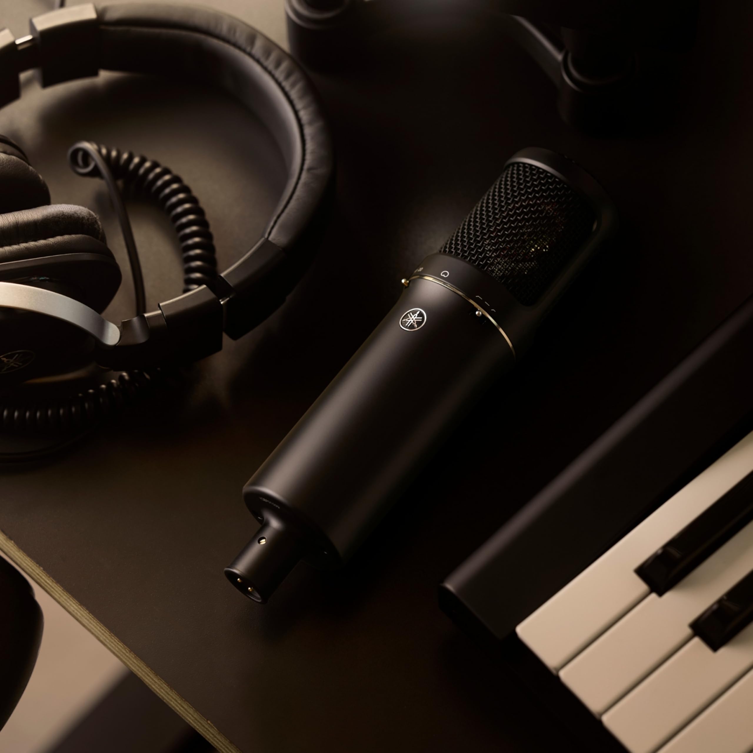 YAMAHA YCM705 Micrófono de condensador – Calidad de estudio, gran diafragma de 1", PAD -10/-20 dB, filtros low-cut, respuesta de frecuencia 20 Hz–20 kHz, alta tolerancia SPL – Negro