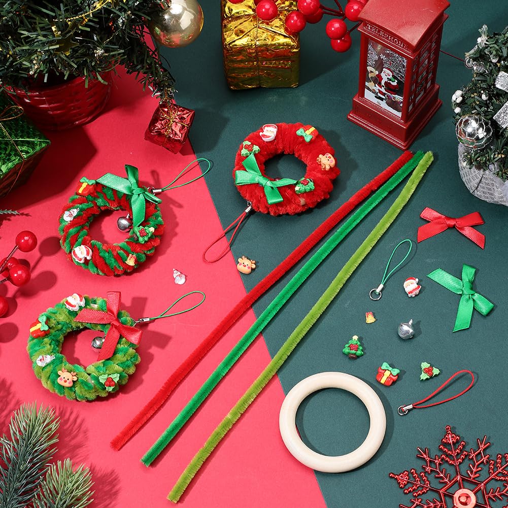 SUNNYCLUE 154-teiliges Weihnachtspfeifenreiniger-Bastelset mit Video-Tutorial in Rot und Grün, Chenille-Stiele, Glocke, Weihnachtsmann, Weihnachtsbaum, Cabochons, Mini-Kranz, Ornamente für