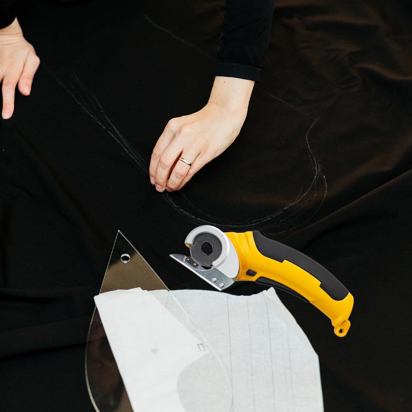 Cordless Electric Scissors, Rechargeable Portable Cardboard Cutter with Safety Closure - Image 2