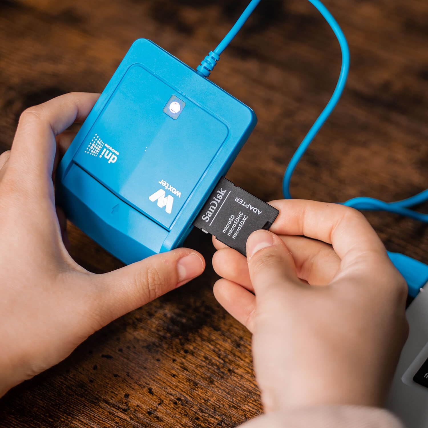 Woxter Lector Dni Combo - Lector DNI electrónico 3.0 y 4.0, Compatible con Las Tarjetas Smart Cards o Tarjetas Inteligentes, con 3 Ranuras para Tarjetas, Color Rojo — view 8