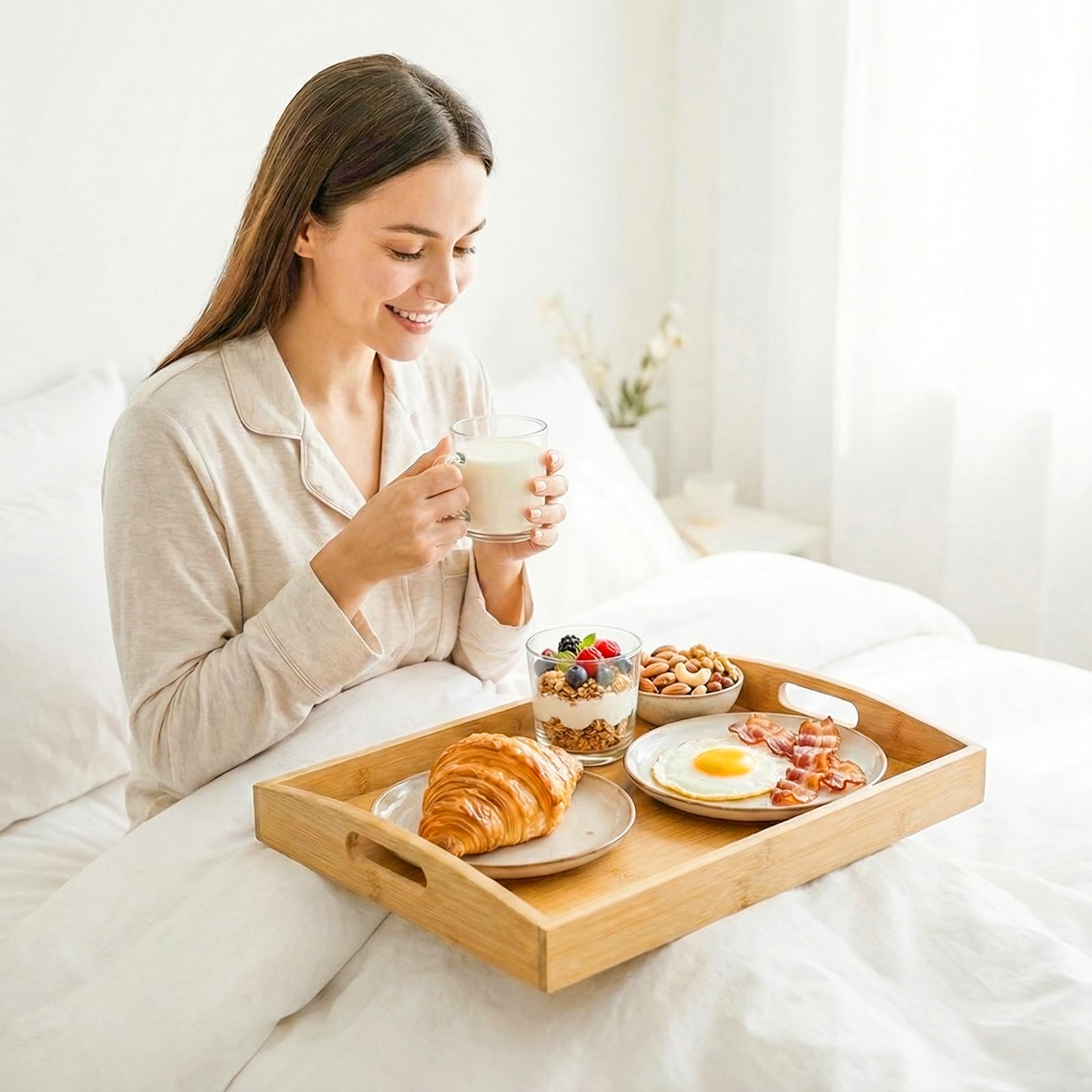 Juego de 2 bandejas de bambú para servir con asas, bandejas decorativas de madera para comer, trabajar y almacenar, adecuadas para su uso en dormitorio, sala de estar, cocina, baño, escenarios