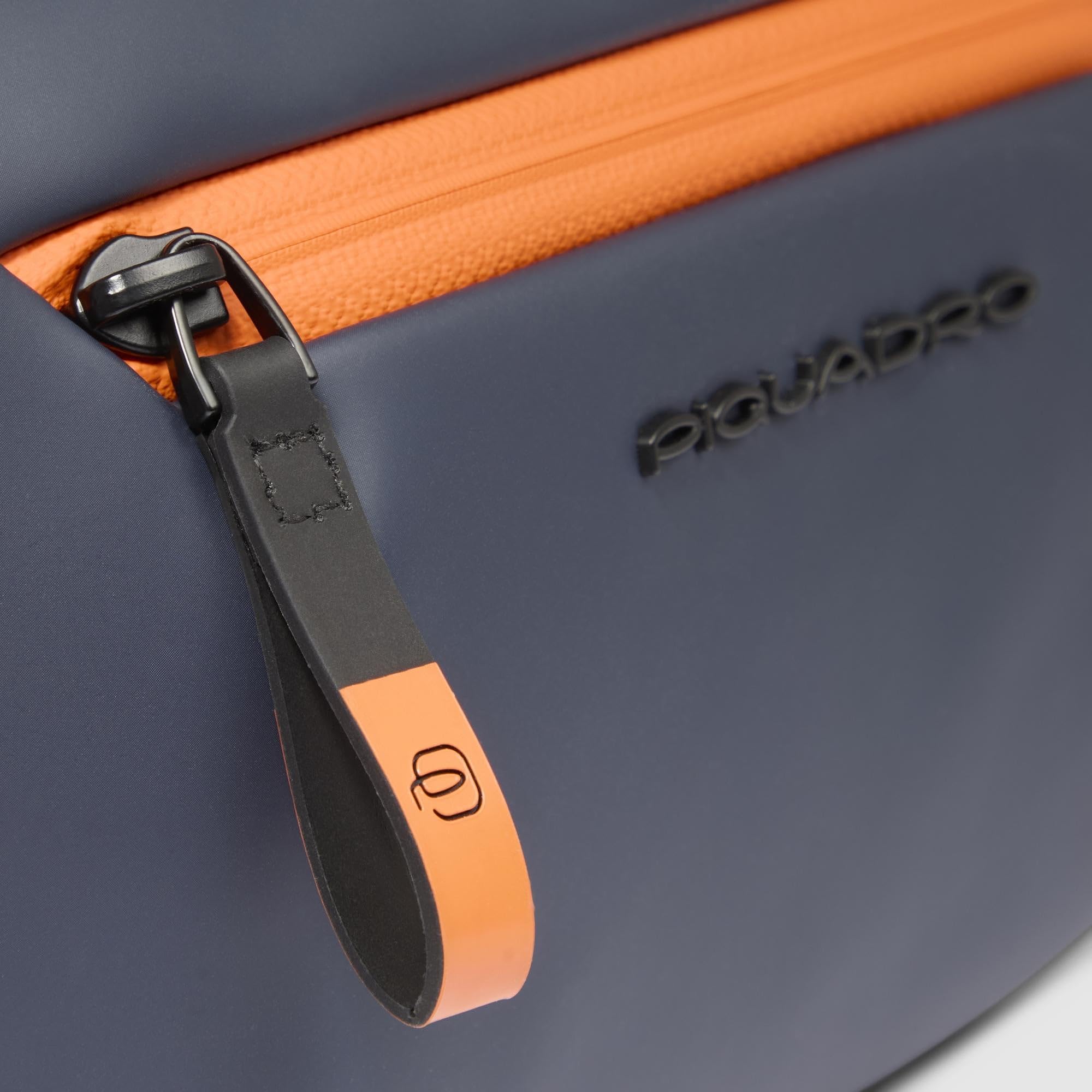 PIQUADRO - Beauty Case Impermeabile Tessuto Resistente - Uomo - Blu | Anti-acqua, Interno organizzato, Salvaspazio, Scomparti Multipli, Trasferte