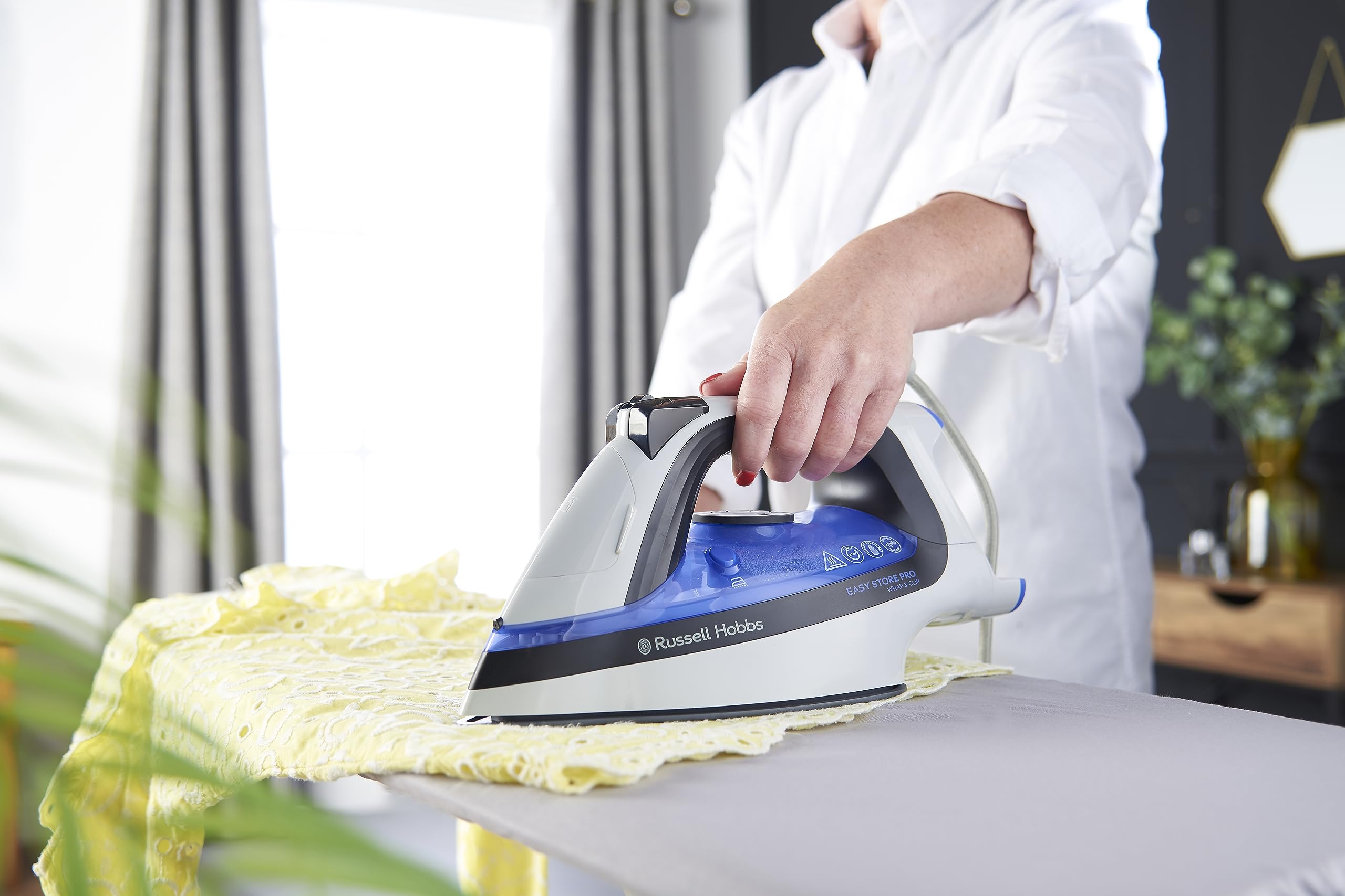 Russell Hobbs Ferro da Stiro a Vapore - Avvolgicavo salvaspazio - 2400 W, Colpo Vapore Extra 180 g, Serbatoio dell'acqua da 320 ml, Piastra in Ceramica, Funzione Autopulente, Wrap&Clip 26730-56