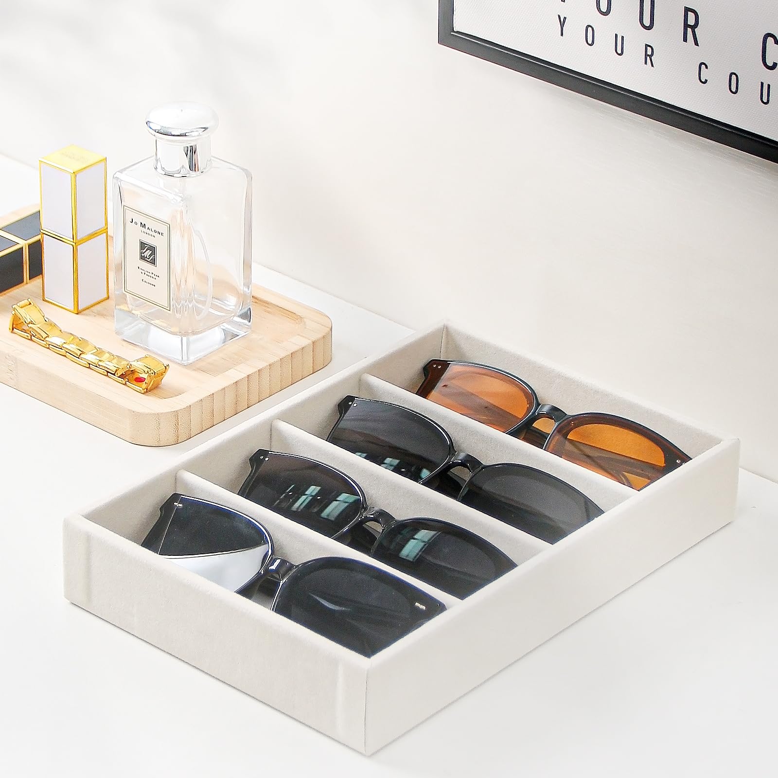 Byken - Organizador de lentes de sol, bandeja de almacenamiento de joyas con 4 rejillas para gafas, 2 unidades, color beige y blanco