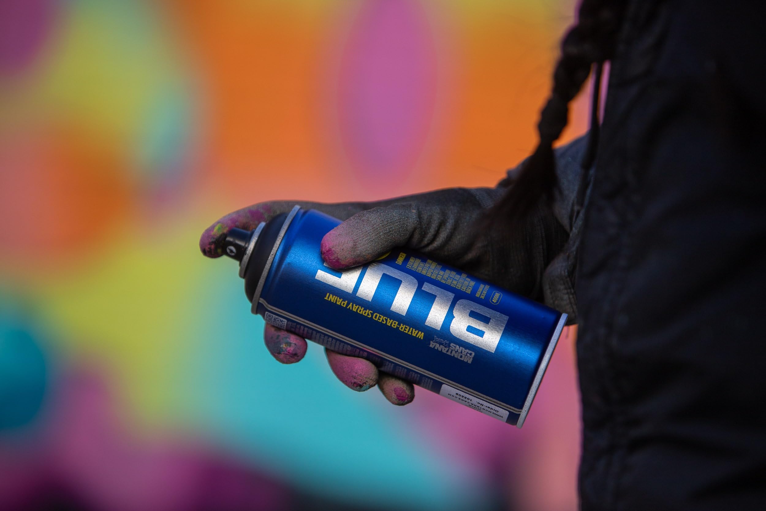 Montana Cans BLUE Neon Sprühdosen Set mit Weiß – 6x 400 ml wasserbasierte, fluoreszierende Sprühfarbe mit hoher Deckkraft – schnelltrocknend – Graffiti, Street Art, DIY, Kunst & kreative Projekte