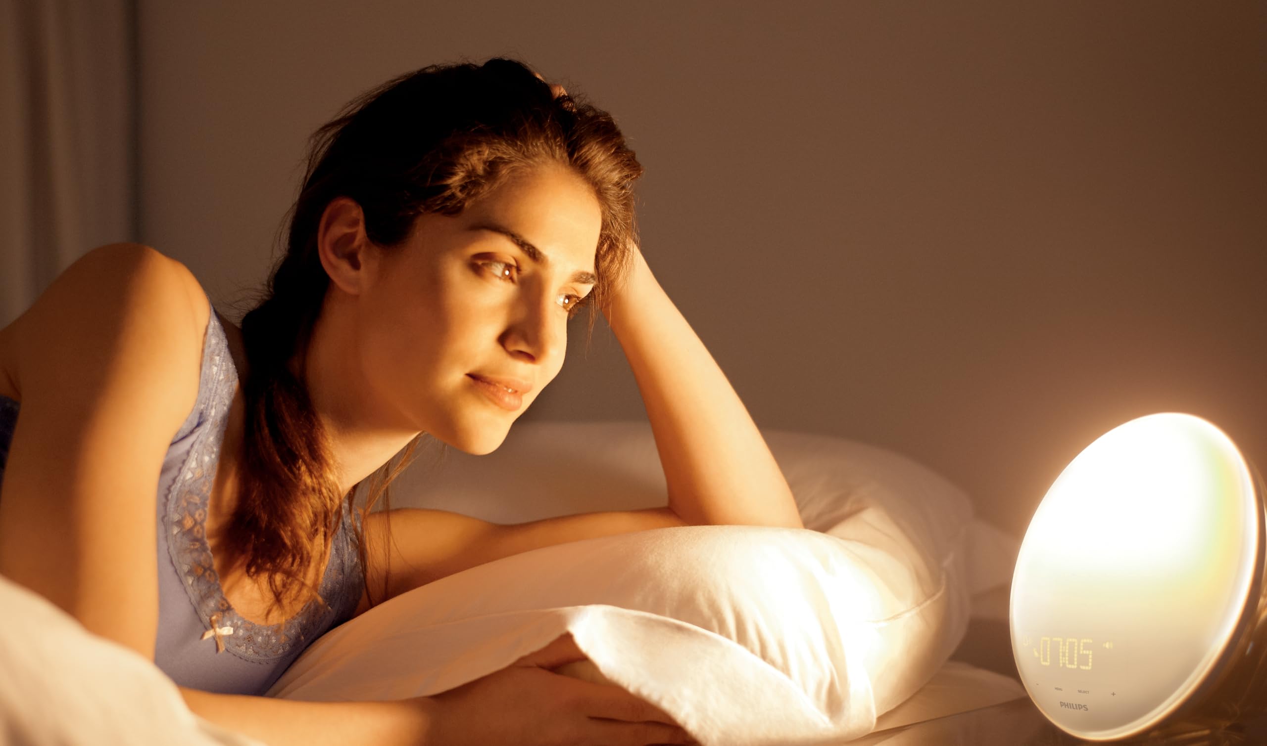 PHILIPS HF3519/01 Despertador de luz con simulación del amanecer, Radio FM y lámpara de lectura, 5 sonidos naturales, Alarma diferida, Blanco