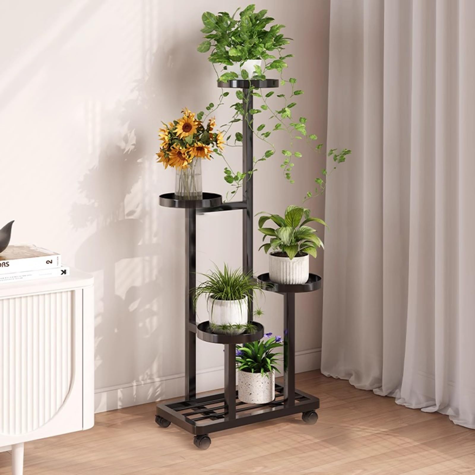 Support à plantes d'intérieur à roulettes pour sublimer le coin verdure de votre salon noir