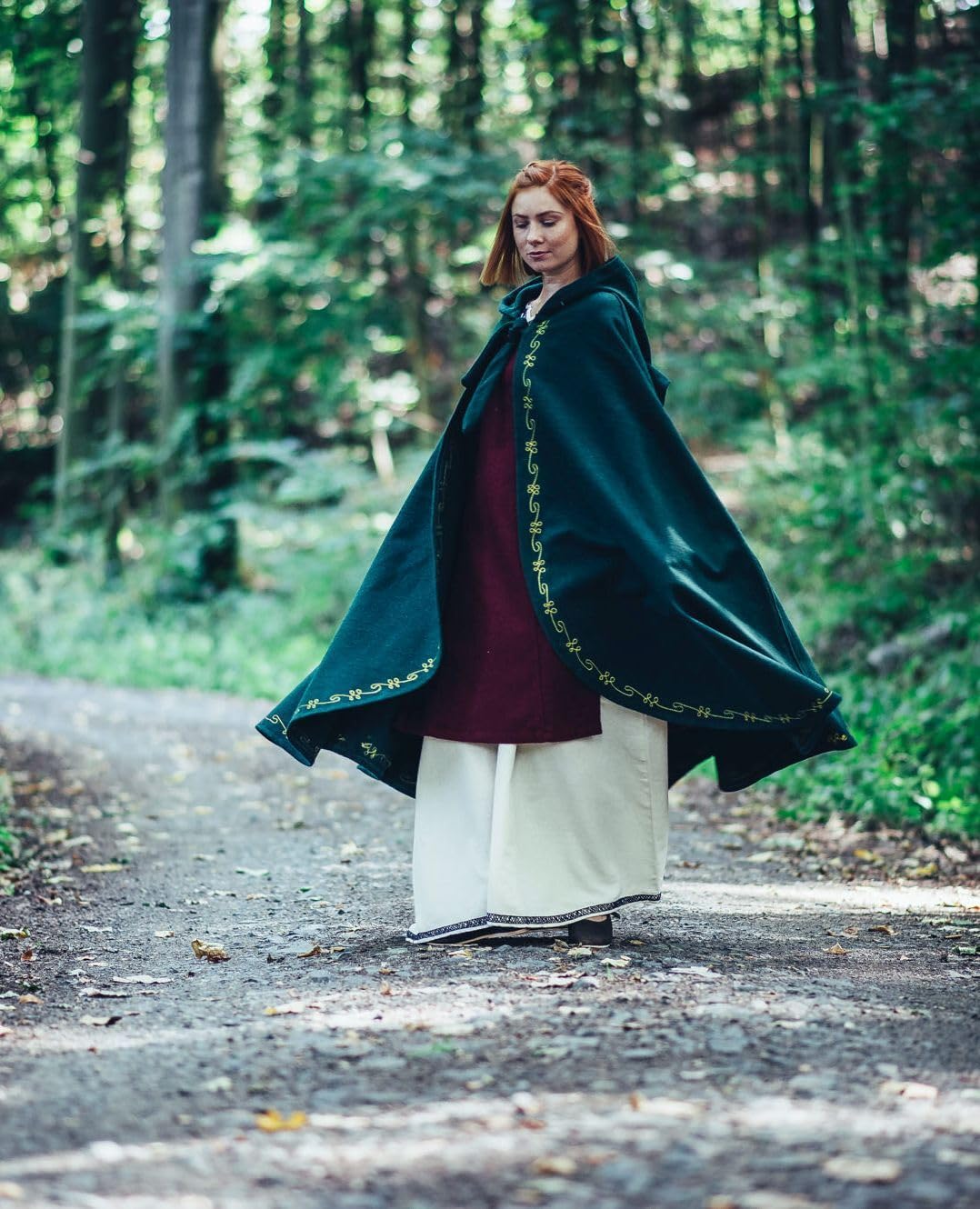 Leonardo Carbone® Ásidís średniowieczna peleryna wełniana z haftem ręcznym – średniowieczna odzież damska, peleryna damska, kostium hobbit, odzież LARP, Wikingowie, Cosplay, Halloween, karnawał