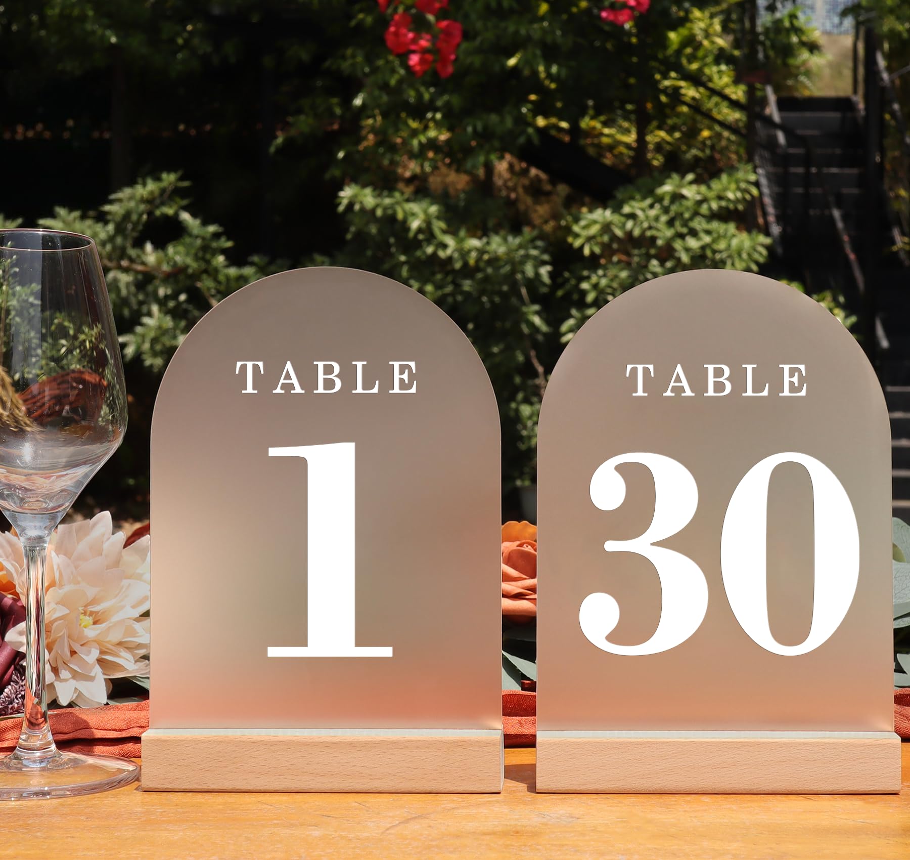 Números de mesa de boda en arco esmerilado con soportes de madera, carteles y soportes acrílicos de 5 x 7 pulgadas, perfectos para centro de mesa, recepción, decoración, fiesta, aniversario, evento