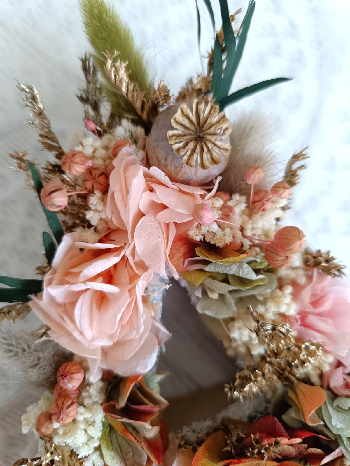 Letra de Flores Preservadas Naturales en Tonos Suaves y Toques Dorados. Todo ABCedario. con peana de Madera. Originalidad y Calidad para Todas Ocasiones y decoración. (tonos suaves-dorado, LETRA V)