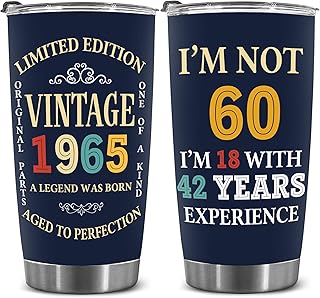 DEKIDOKA 60歳の誕生日プレゼント 女性用 男性用 - 60歳の誕生日ギフトのアイデア 60-1965年 60歳の誕生日デコレーション 男女兼用 - 60歳の誕生日プレゼント お母さん、お父さん、妻、夫への60歳の誕生日プレゼント 20オンス