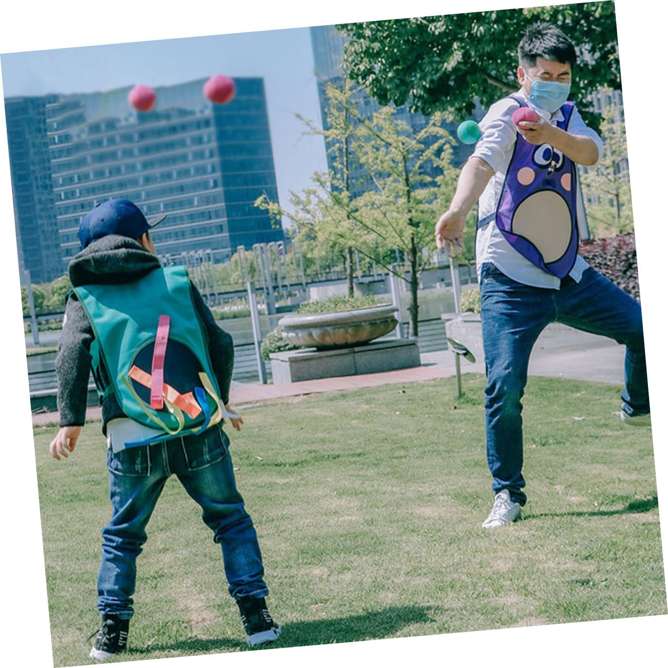 Mikikit Jeu De Balles Collantes avec Gilet Garçon Fille Jouet Extérieur Interactif pour Fête Plein Air Améliore La Coordination Main-œil Développement Motricité Couleurs Aléatoires