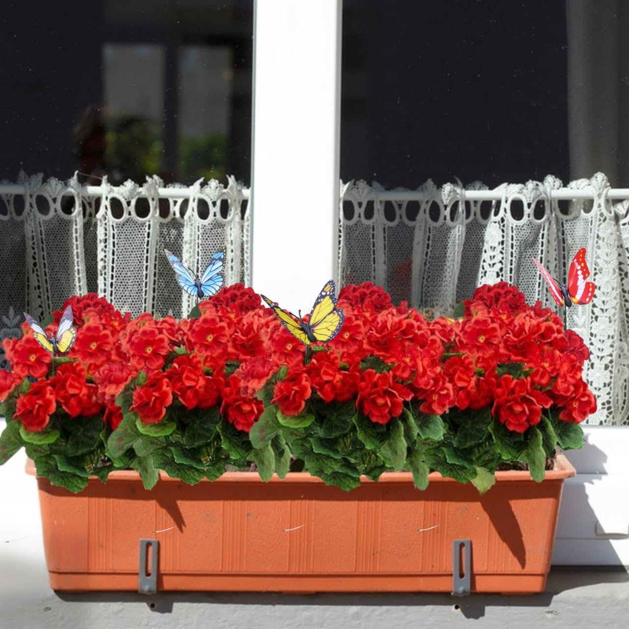 Avoik Fiori artificiali per esterni 4 fasci di gerani Piante finte Fiori Fiori di seta finti Resistenti ai raggi UV Piante interne esterne per giardino portico matrimonio casa (rosso)