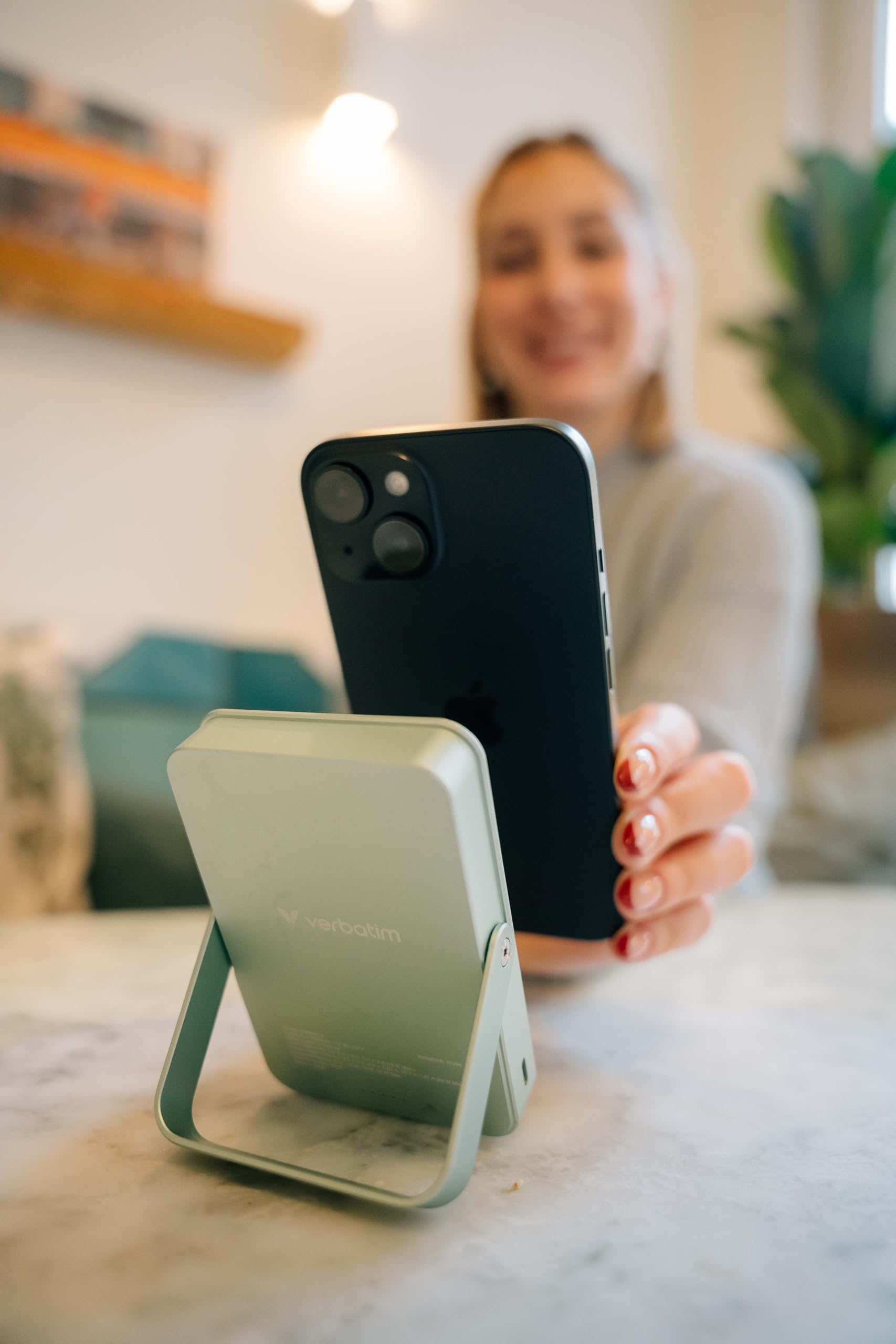 Verbatim Charge 'n' Go MagSafe Power Bank 10.000 mAh Verde 15 W Magnético - PD 22W Función de Carga rápida LED y Soporte Plegable para iPhone 16/15/14/13/12 Pro/Pro MAX – Incluye Cable USB-C