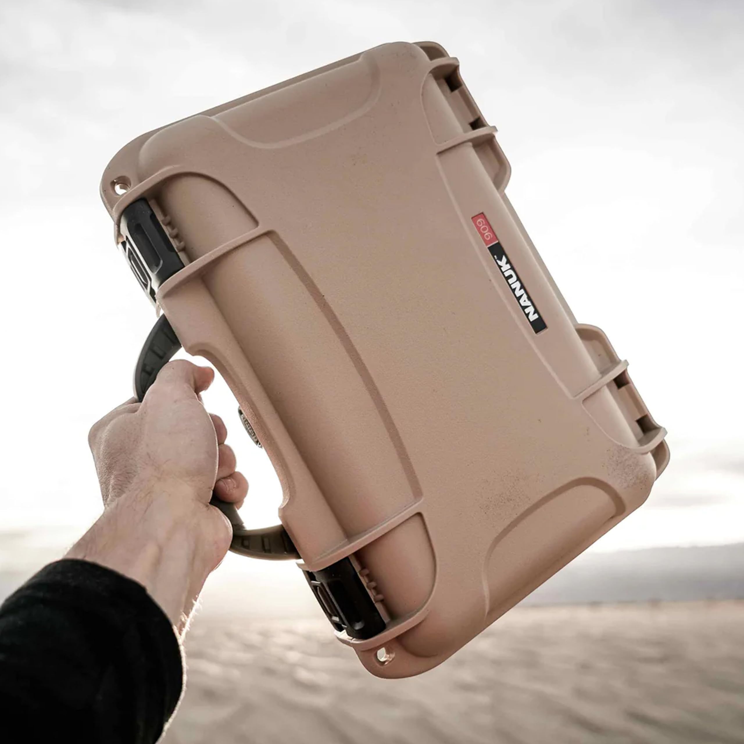 NANUK 909 – Wasserdichter Schutzkoffer aus NK-7-Kunststoff mit individuell anpassbarem Schaumstoff-Einsatz (32 x 22,9 x 11,2 cm) (Olive)