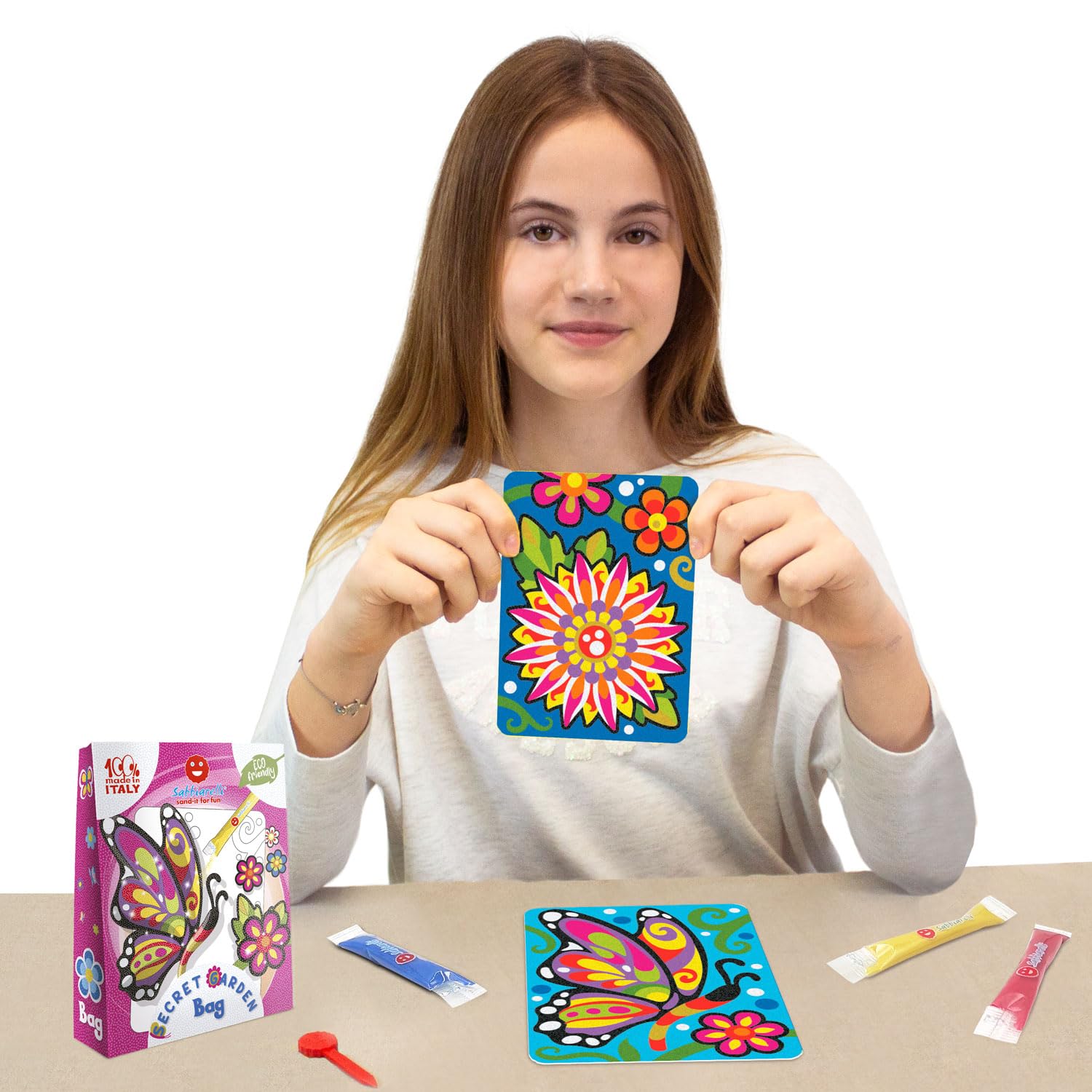 Sabbiarelli Sand-it For Fun – Bag Secret Garden | Mini Kit di Sand Art a Tema Fiore e Farfalla 100% Made in Italy con Sabbia Colorata e Disegni Adesivi | Hobby Creativi Adulti e Ragazzi 10+