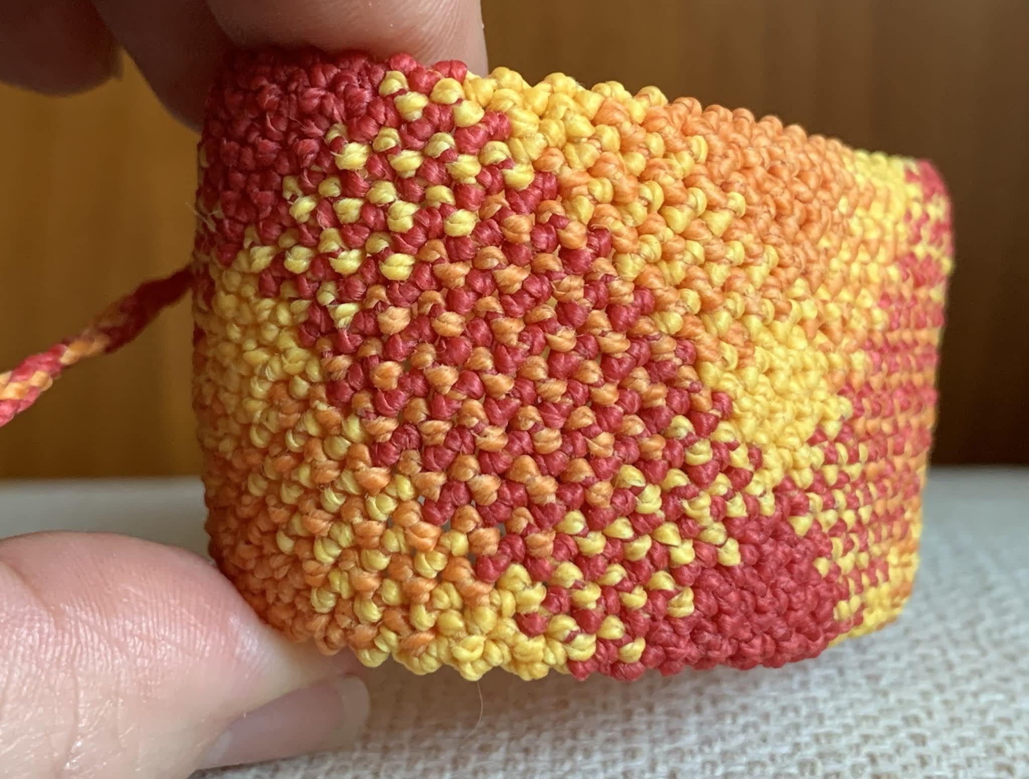 Pulsera artesanal chico o chica colores fuego hecha a mano con hilo encerado, cierre ajustable