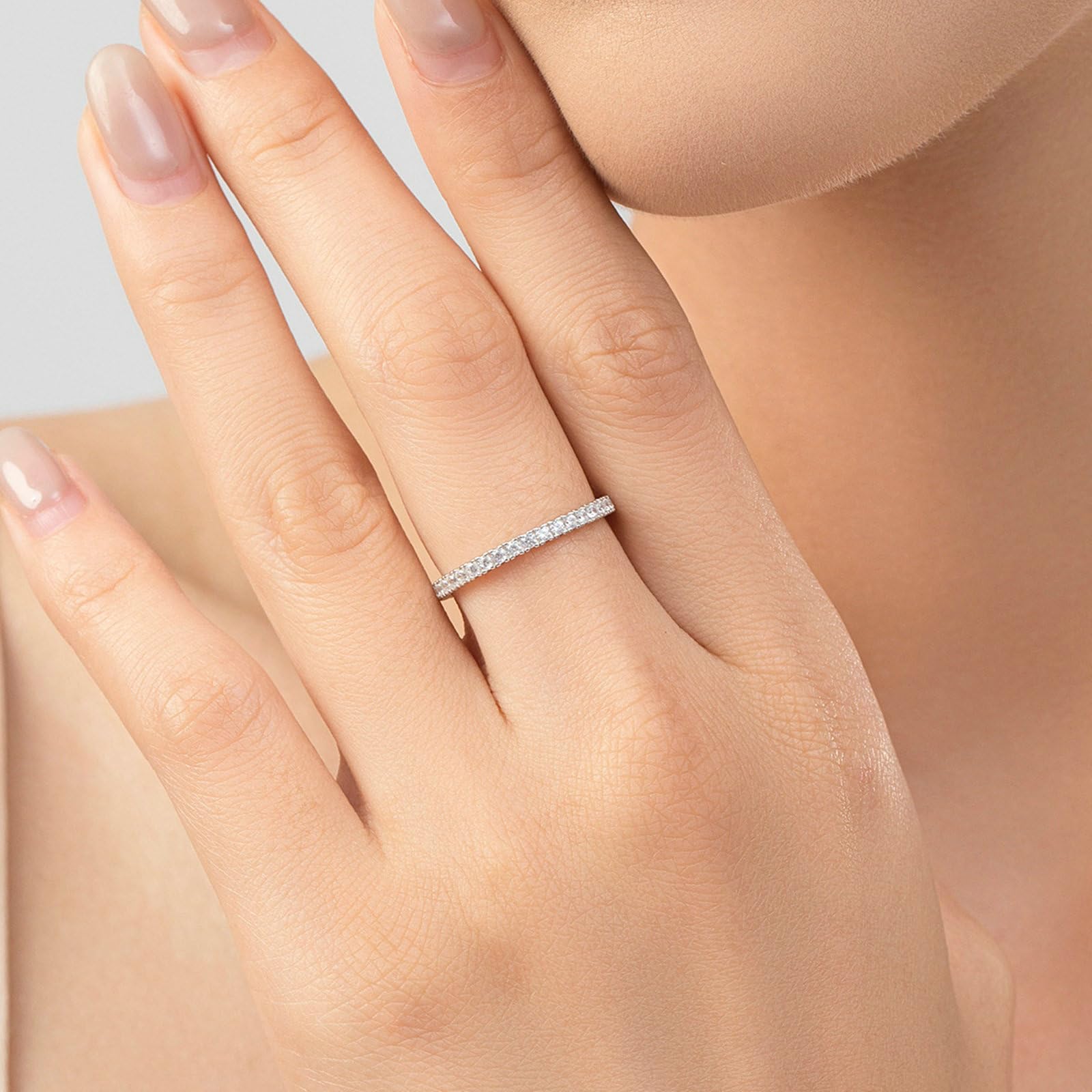 Bague en or blanc 9 K/14 carats pour petite amie, moissanite blanche, bague de mariage 1,1 x 1,1 mm, ronde avec moissanite ronde blanche pour femme