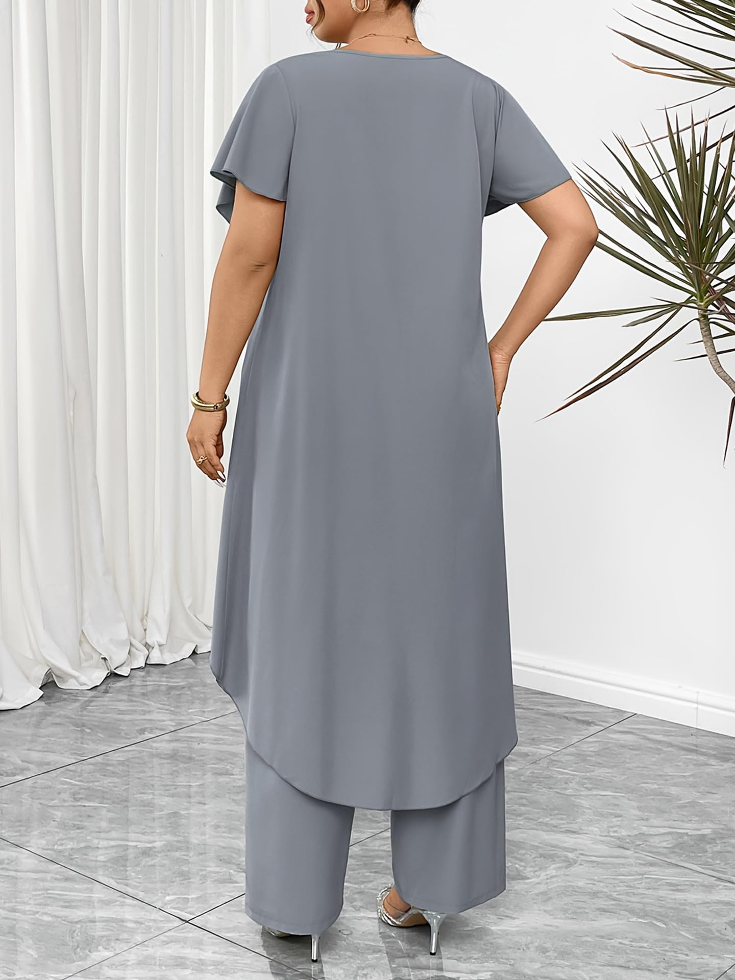 Zweiteiliges Damen Outfit In Übergröße: Asymmetrisches Tunika Top mit High Low Saum und Stickerei Sowie Weite Hose. Sommerliches, Fließendes und Formelles Set für Hochzeitsgäste