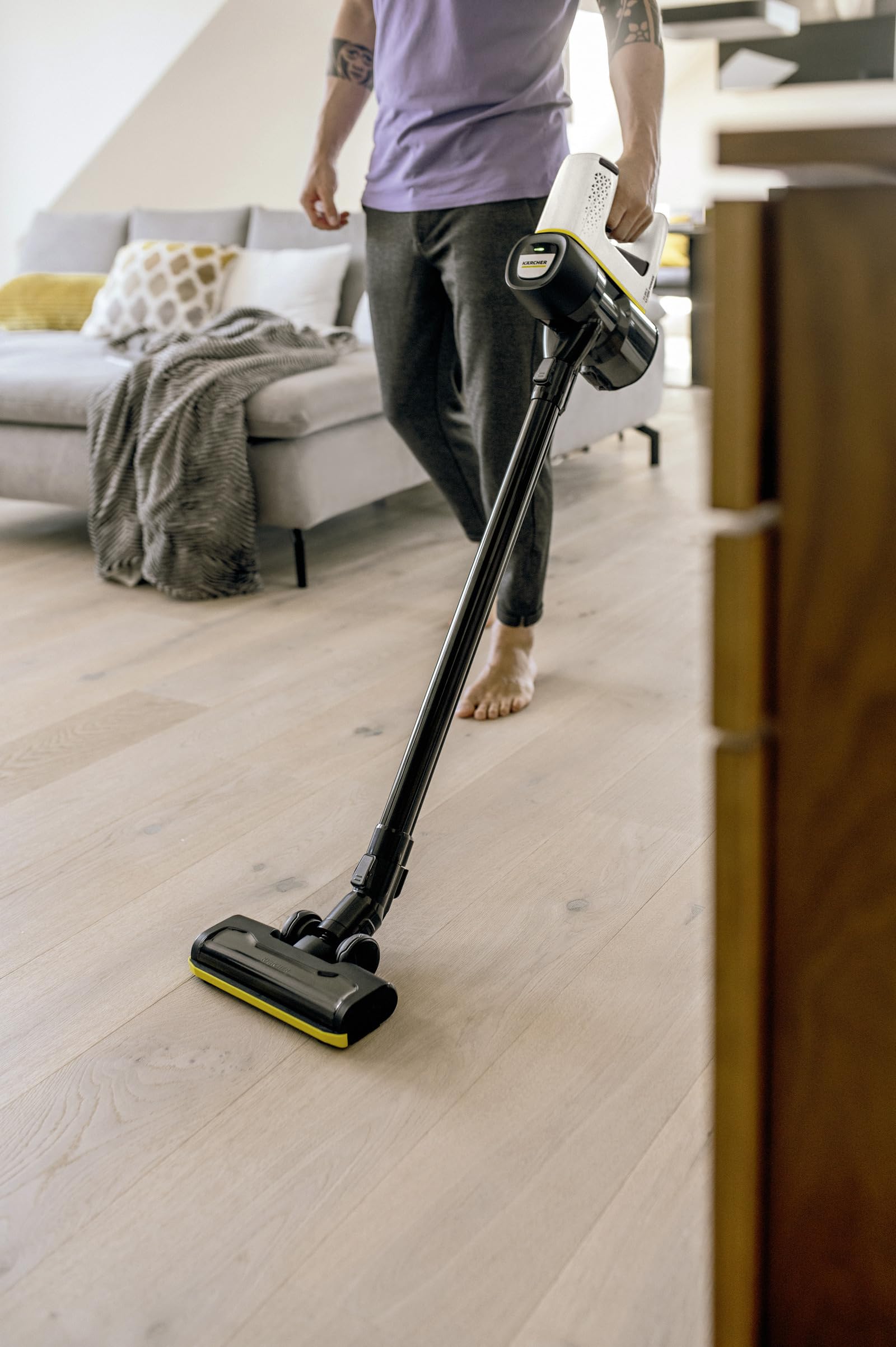 Kärcher Odkurzacz akumulatorowy VC 4 Cordless myHome, 2 poziomy ssania, czas pracy: do 30 min, waga: 2,3 kg, akumulator, ładowarka, uchwyt ścienny, ssawka do podłóg i szczelin, szczotka do kurzu