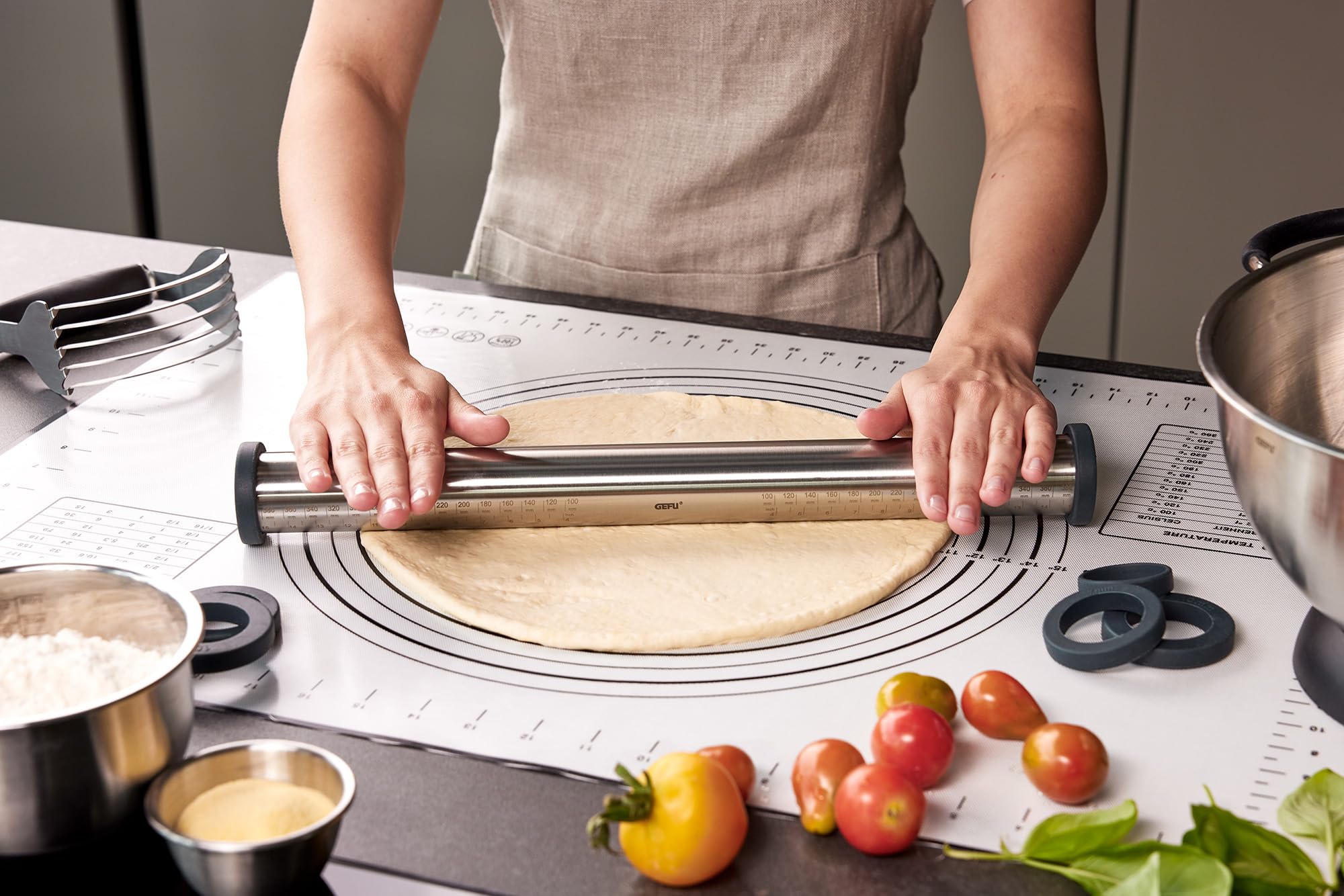 GEFU 2er Set Nudelholz REGO & Silikon Backmatte PAD - Edelstahl Teigroller | Einstellbare Dicke 0-10 mm, Antihaft-Silikonunterlage mit Skala, ideal für Pizza, Pasta und Kuchen, spülmaschinengeeignet