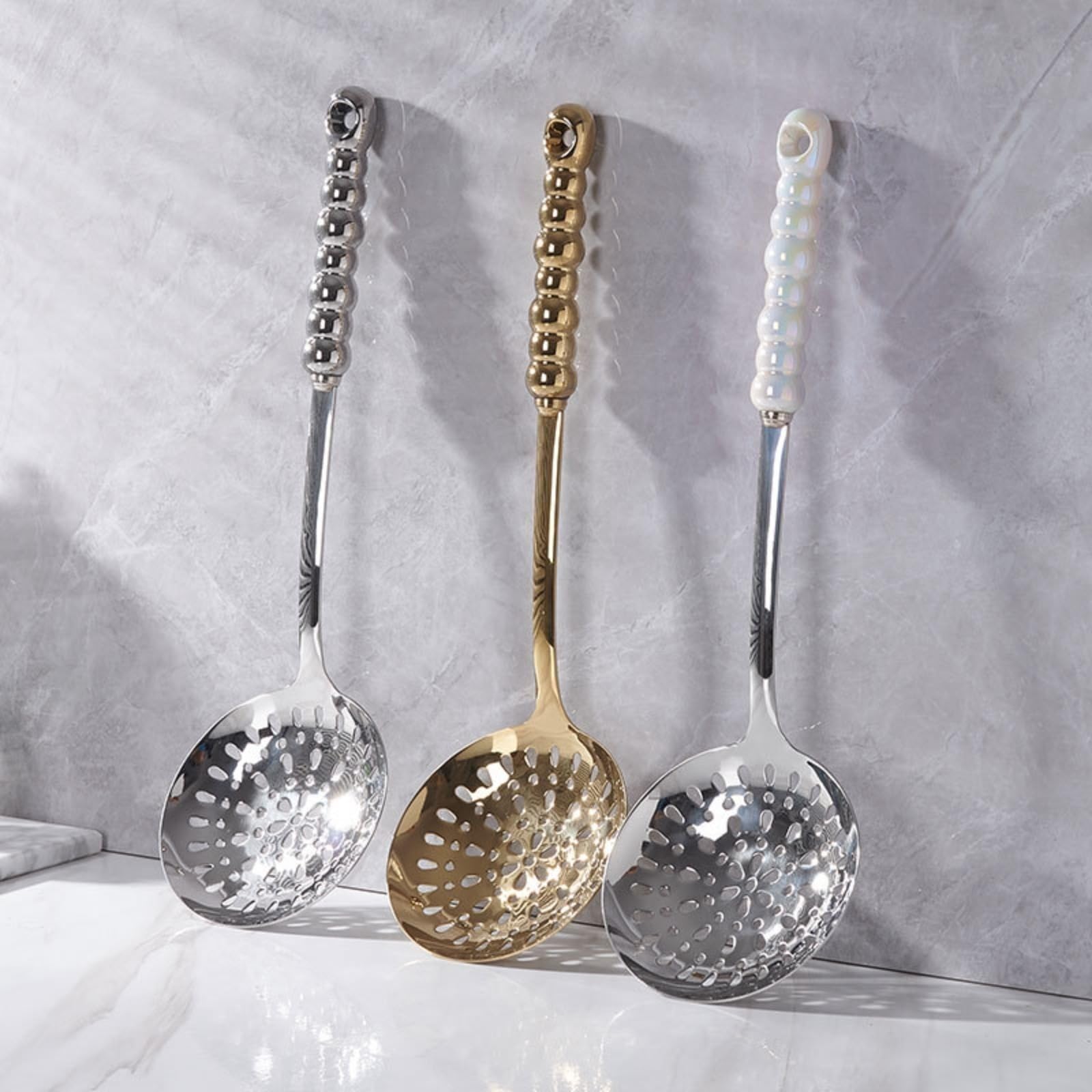 Set di 7 utensili da cucina di lusso in acciaio inossidabile con manici in ceramica decorati con perle, resistenti al calore, che comprende un mestolo, una spatola, un cucchiaio forato e una paletta.