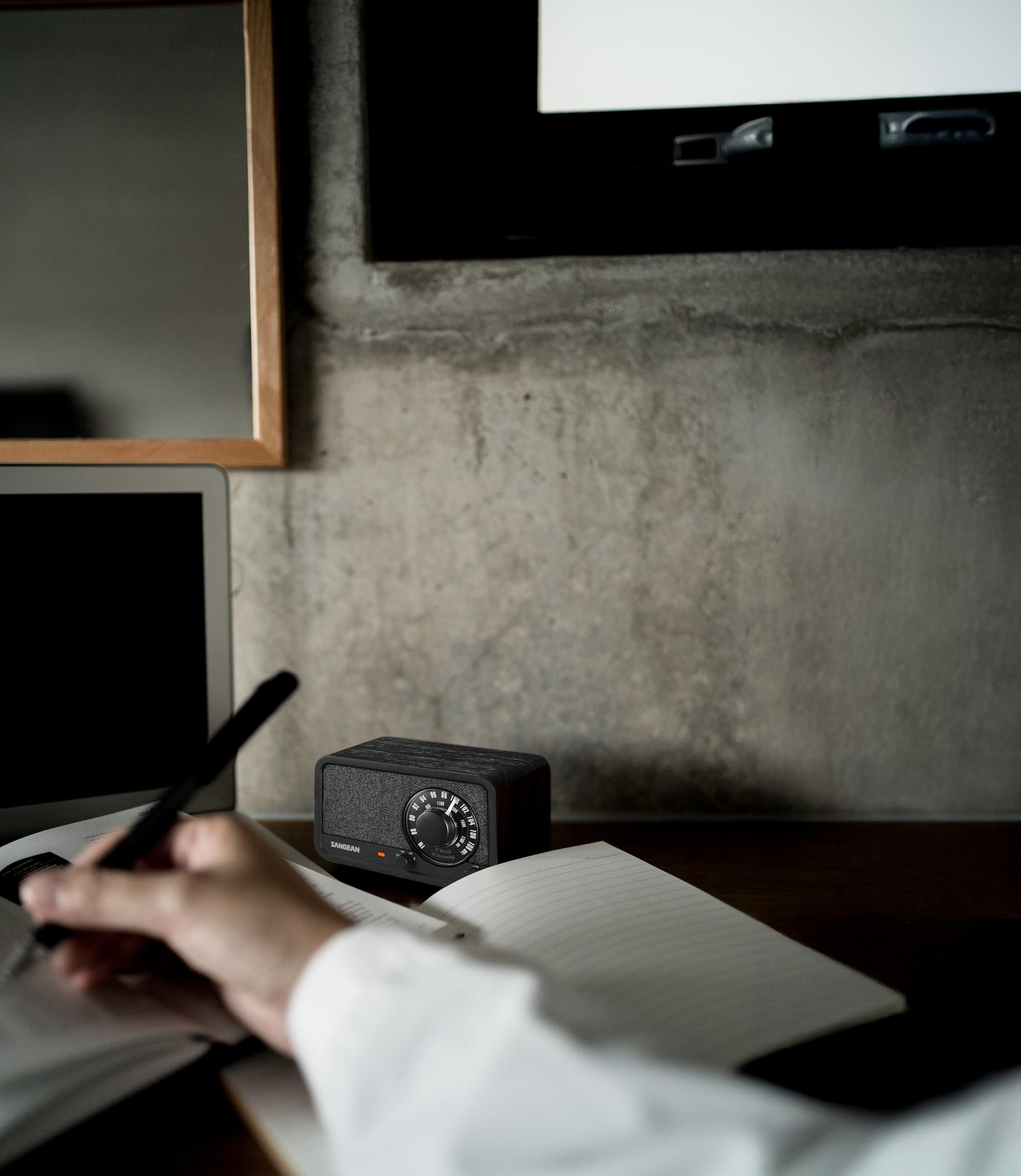 SANGEAN WR-8 - Radio portátil vintage con altavoz Bluetooth, recepción FM, batería integrada, carcasa de madera auténtica, roble medianoche