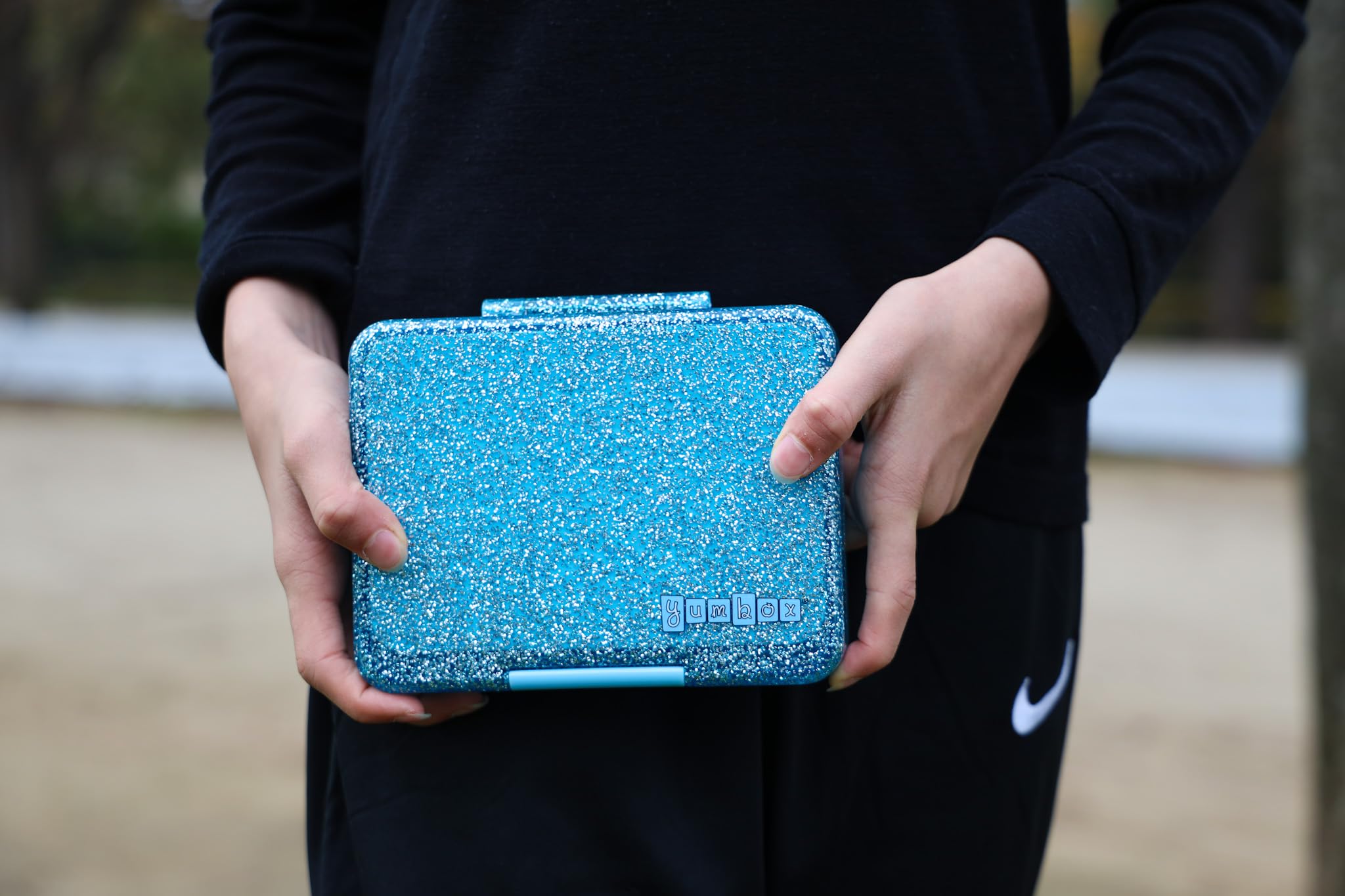 Yumbox Snackbox – Auslaufsicher, BPA-frei, 3-Fächer-Snackbehälter für Kinder und Erwachsene – Tragbar, leicht und einfach zu reinigen – Ideal für Obst, Gemüse, Cracker und Dips (Glitzerblau)
