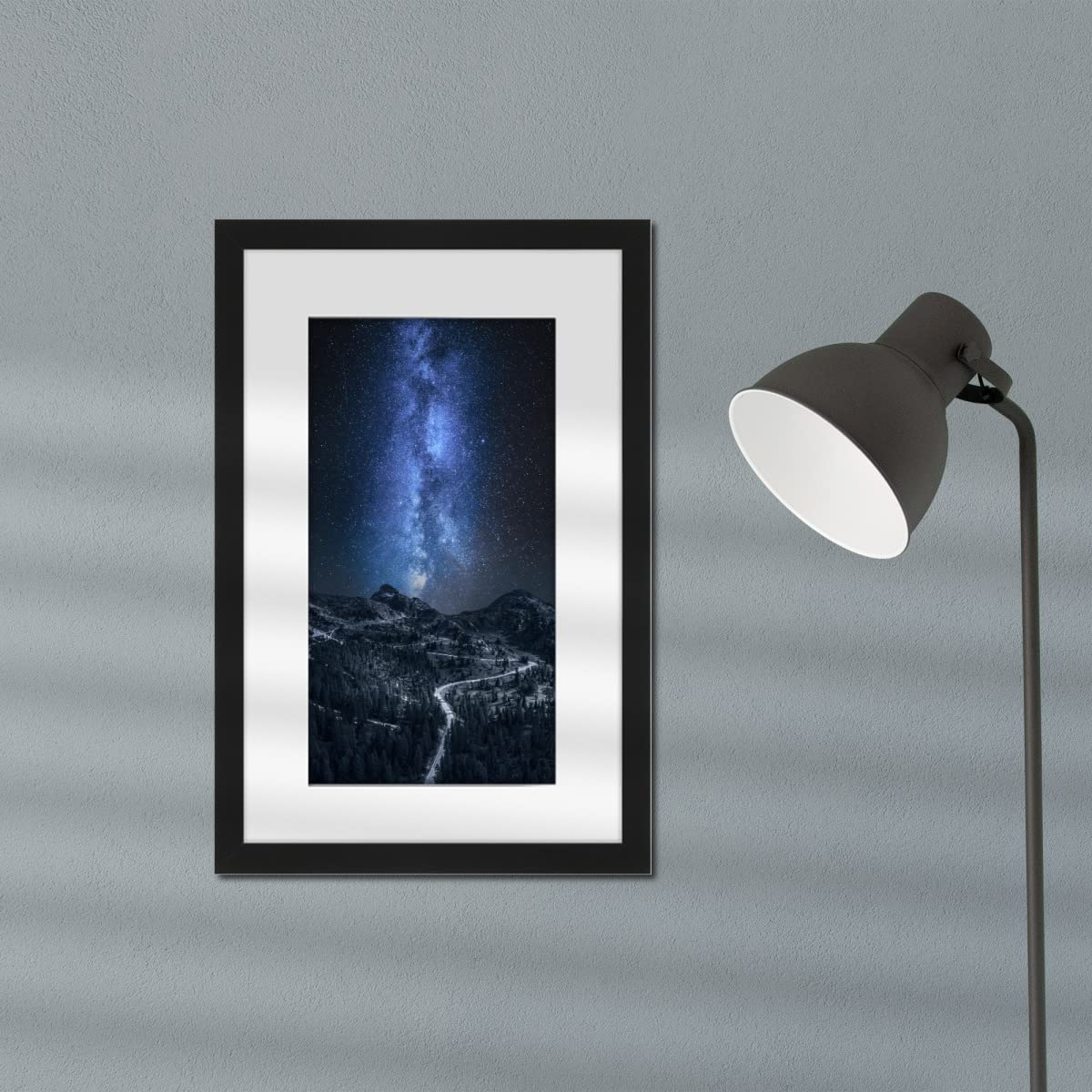 artboxONE Poster mit Rahmen schwarz 60x40 cm Milky Way Over Passo Falazarego von AB1 Edition - gerahmtes Poster