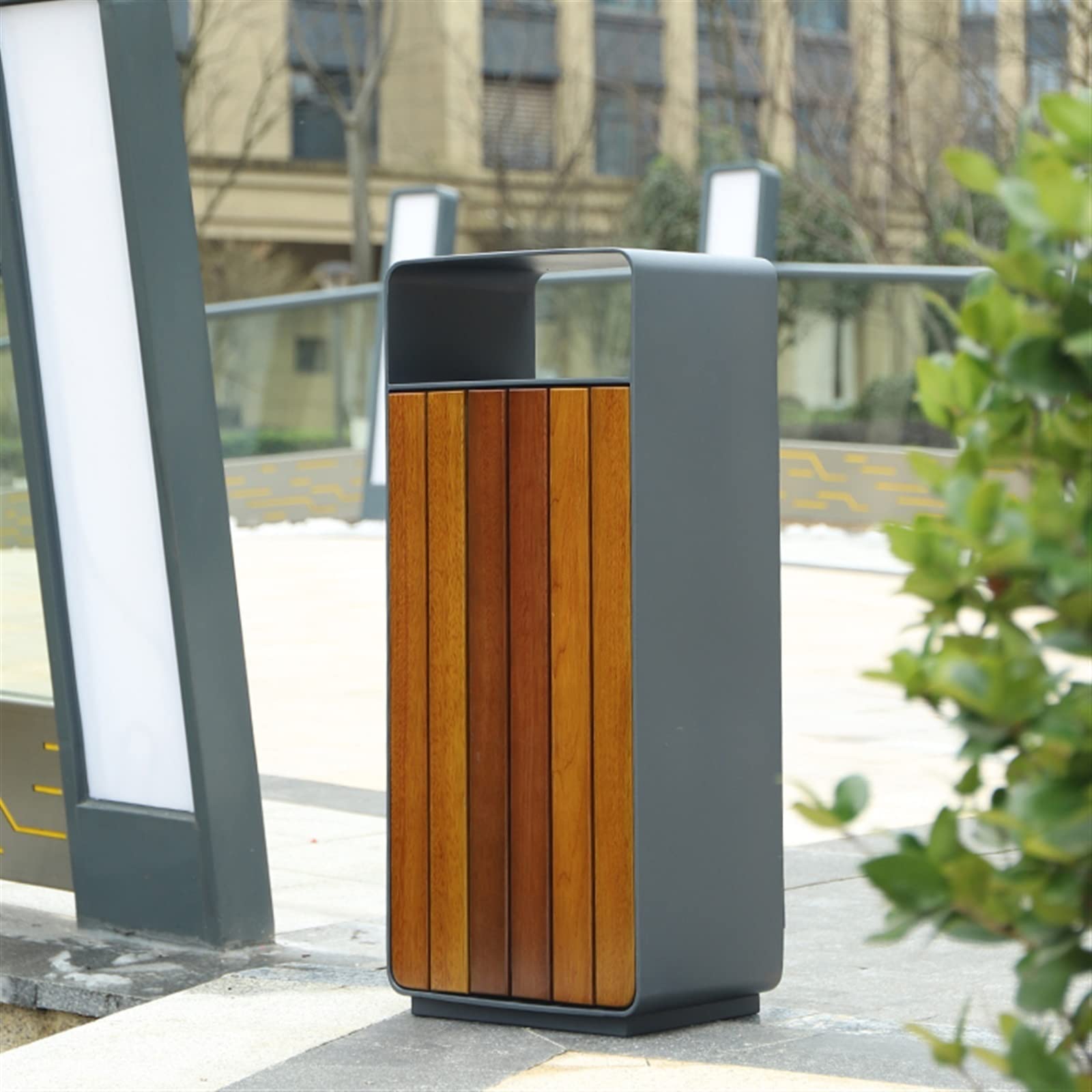 Poubelle extérieur en acier durable avec panneau en bois, baril intérieur en acier galvanisé, grande capacité