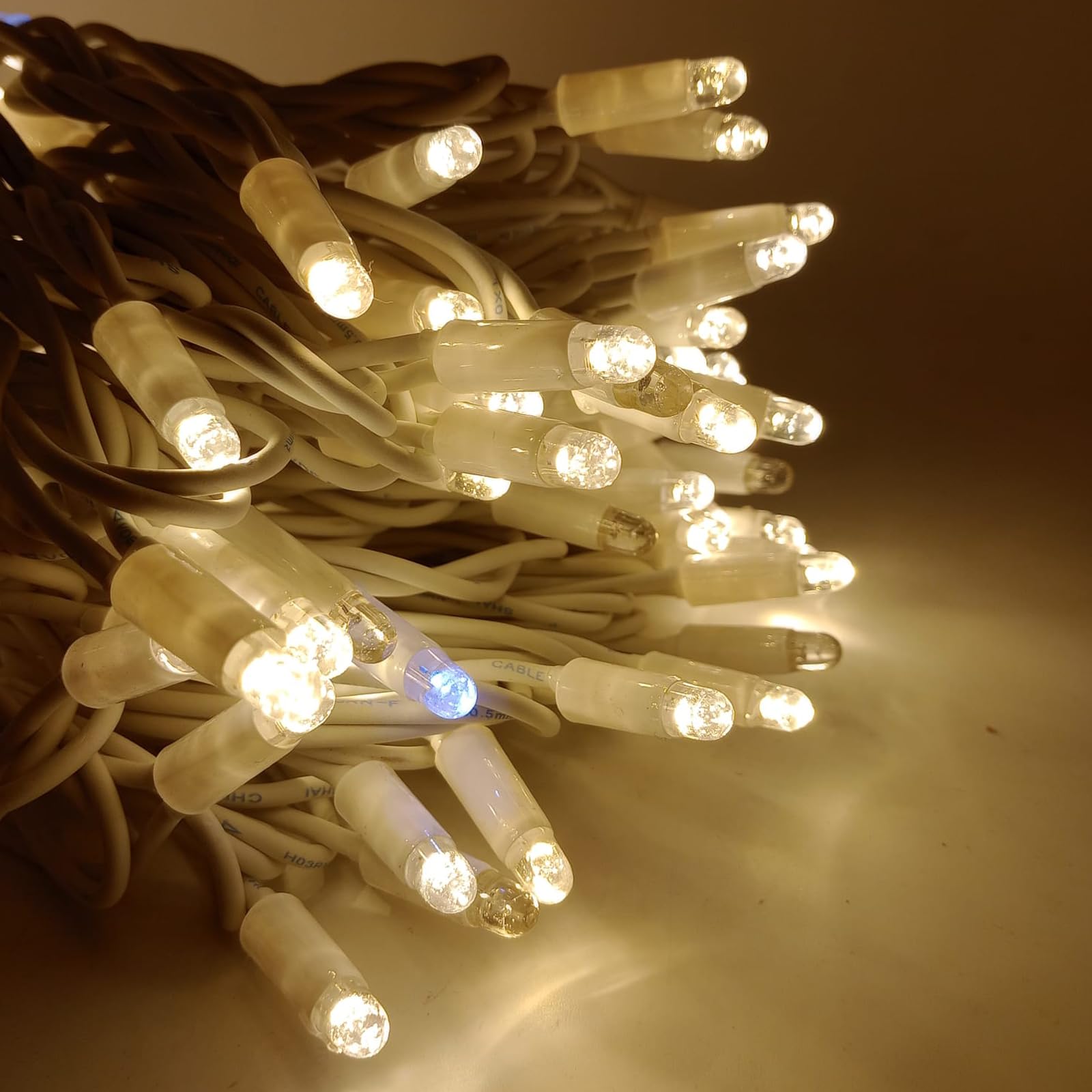 Luccika LED-Lichterkette für Weihnachten, professionell, MaxiLED, 8 mm, Flash, für Gärten, Geschäfte, Bars, Außenbereiche (Warmweiß mit Blitz, Eisweiß, 10 Meter – 100 LEDs Bullet)