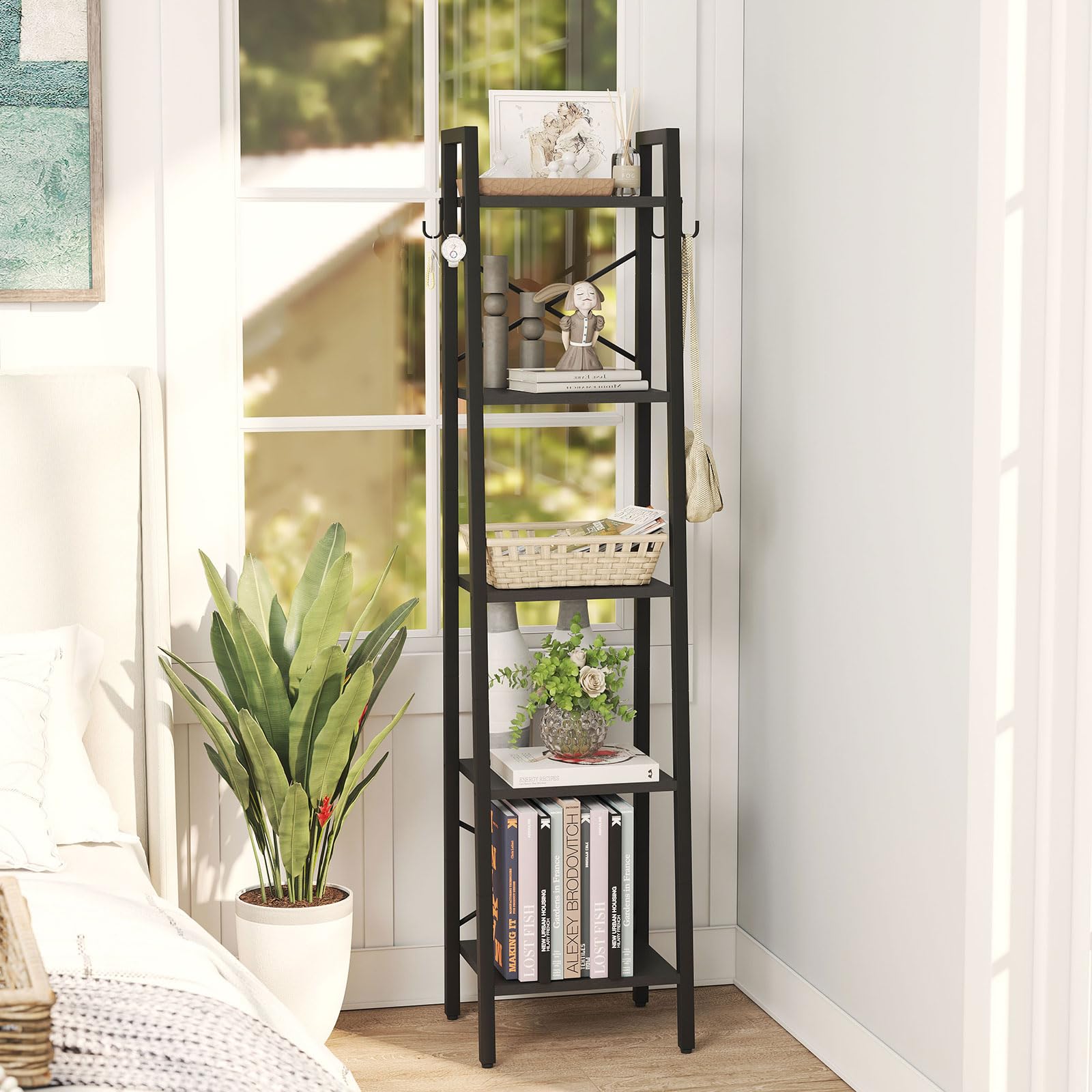 YMYNY 160CM Scaffale a Scala con 4 Ganci, Libreria a 5 Ripiani, Scaffale Portaoggetti, per Soggiorno Camera da Letto Cucina Studio, Stile Industriale, Struttura in Metallo, Nero HBC025B