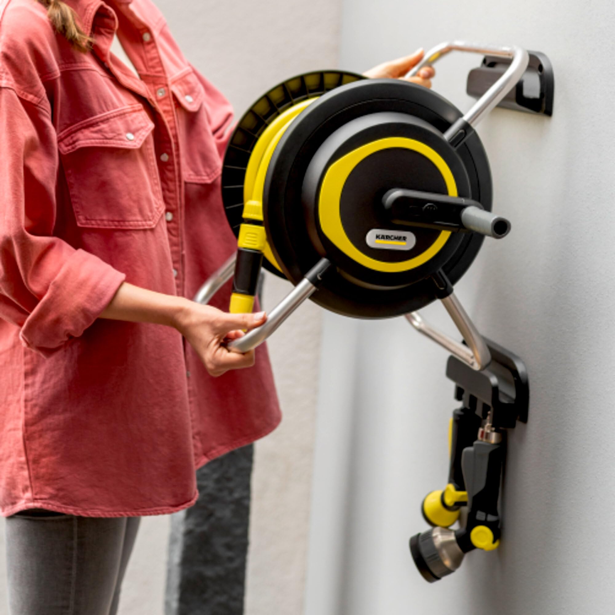 Kärcher Support de tuyau HR 4.30 : flexible, rangement facile au mur et pour une utilisation mobile dans le jardin, support de seringue, tuyau de 30 m et accessoires, noir