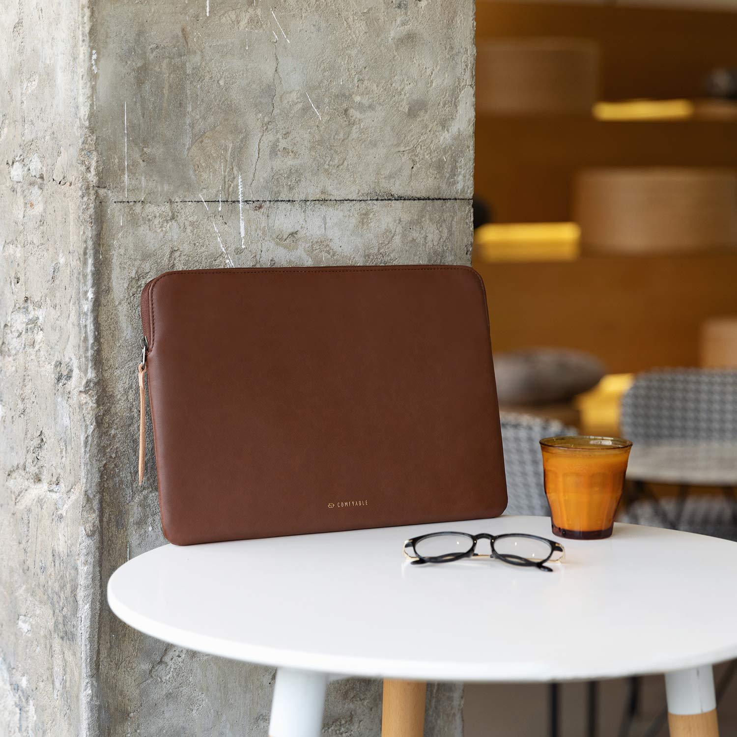 Comfyable custodia laptop slim compatibile con MacBook Air e MacBook Pro 13/14 pollici M5/M4/M3/M2/M1 Pro/Max 2026-2021, sleeve da viaggio Mac in PU, Marrone