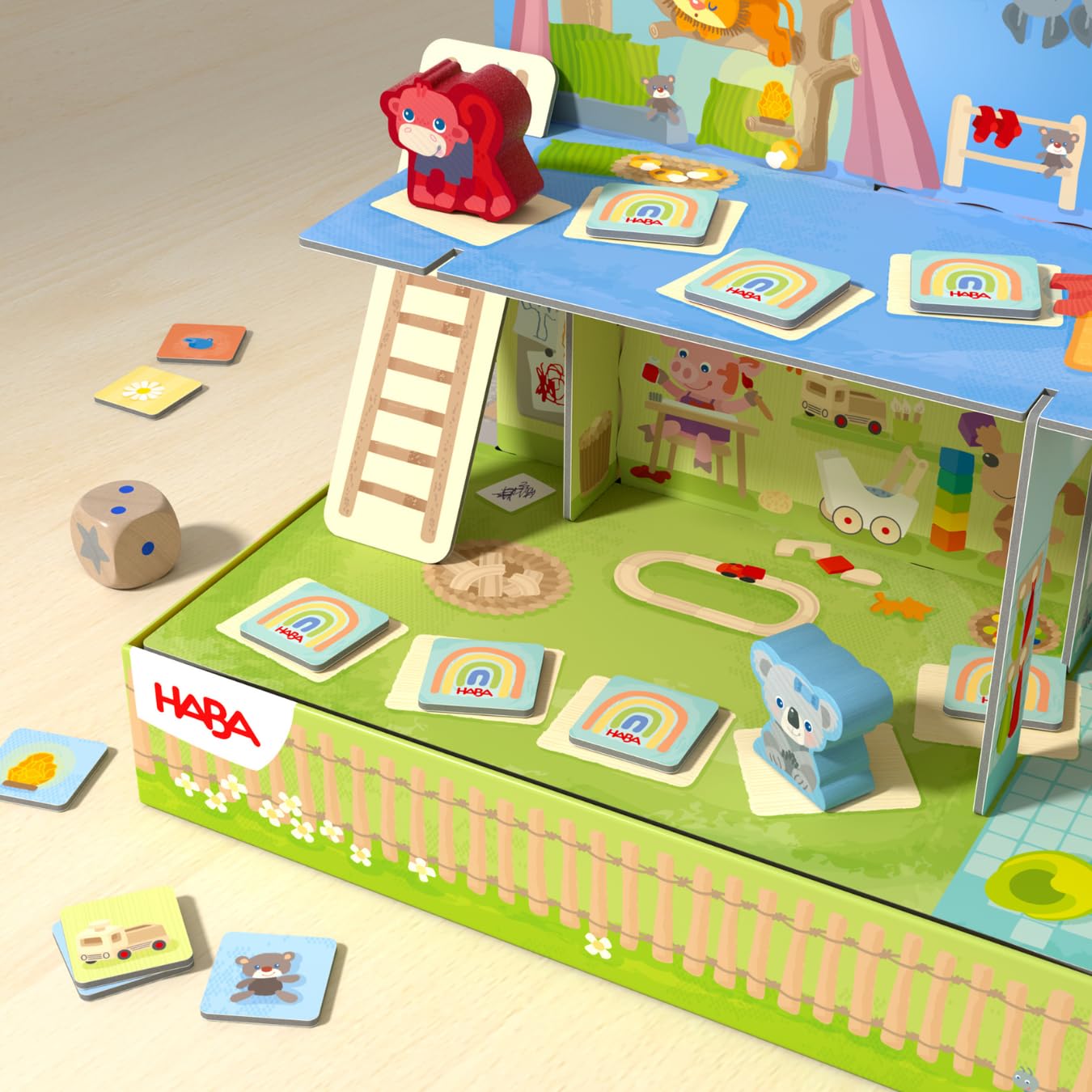 HABA Im Kindergarten Spielesammlung - 10 Abwechslungsreiche Spielideen - Großes 3D-Spielhaus mit 5 Holzfiguren - Ab 2 Jahren - Artikelnummer 2011718001