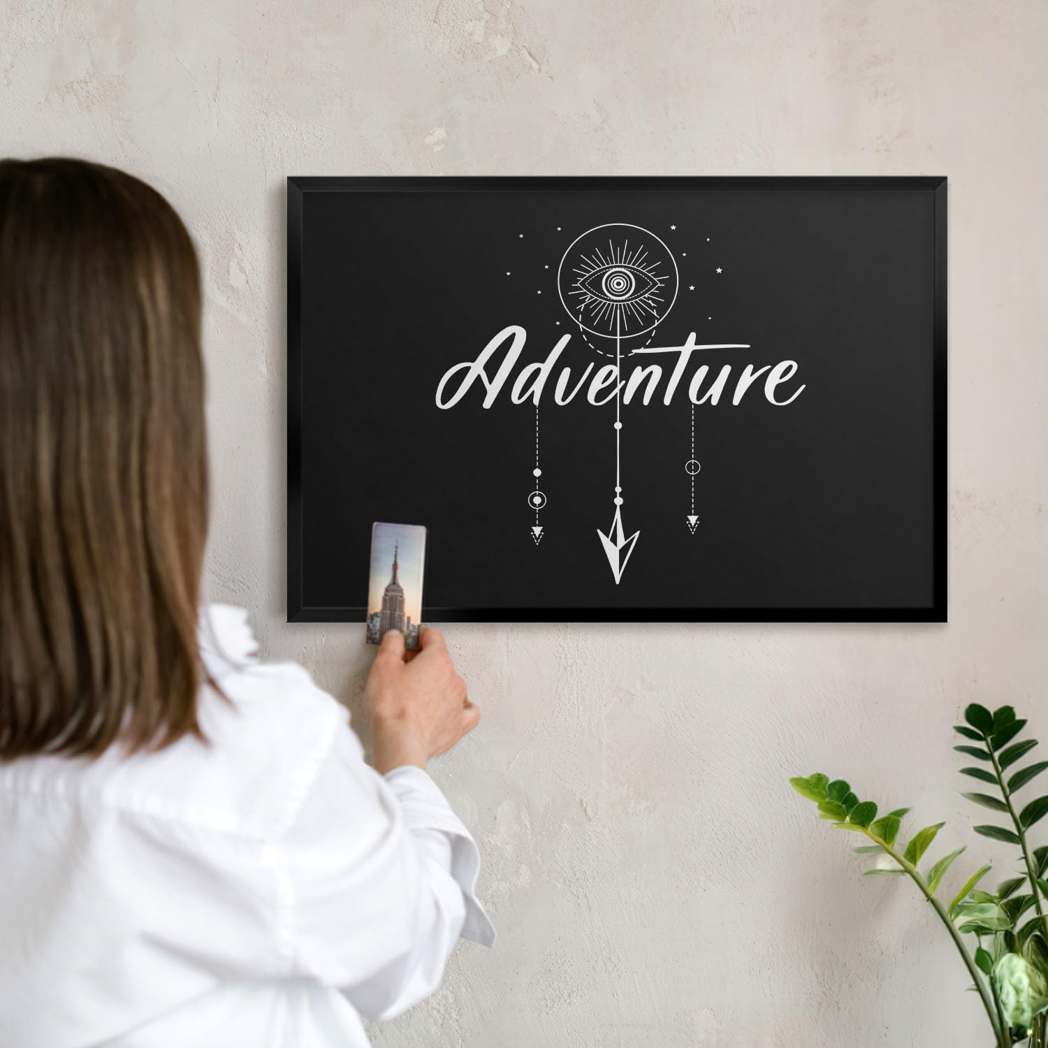 Panel Magnético Informativo 60x40 cm | Marco Negro | La Aventura Te Espera | Montaje Fácil | Pizarra de Pared | Para Restaurante y Bar | Expositor para Menú, Ofertas del Día