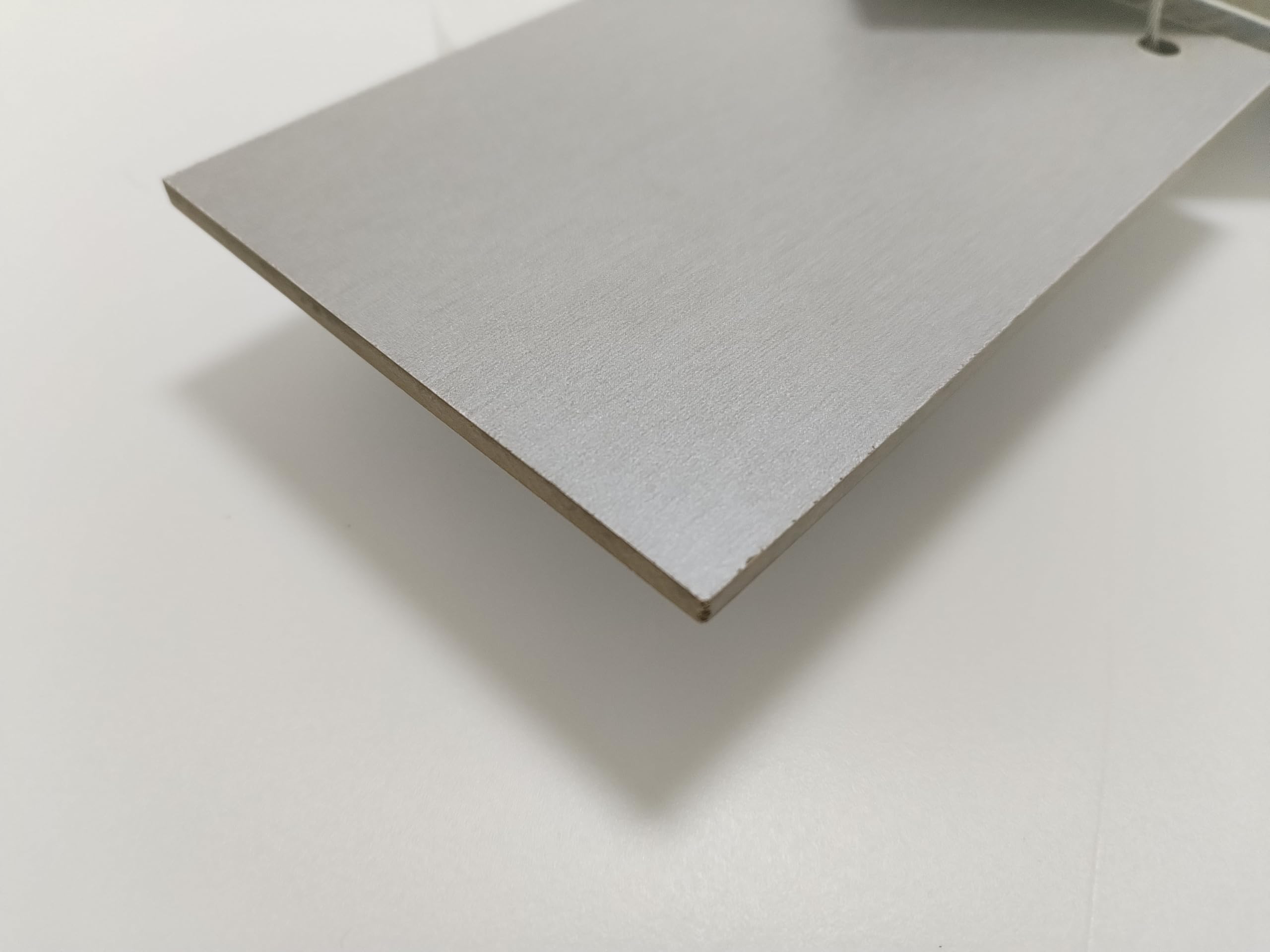 Pannelli HPL in Bachelite Alta Qualità – Stratificato Compatto, Spessore 4 mm, Diversi Colori e Misure, Resistenti e Durevoli (Alluminio satinato, cm 130x75)