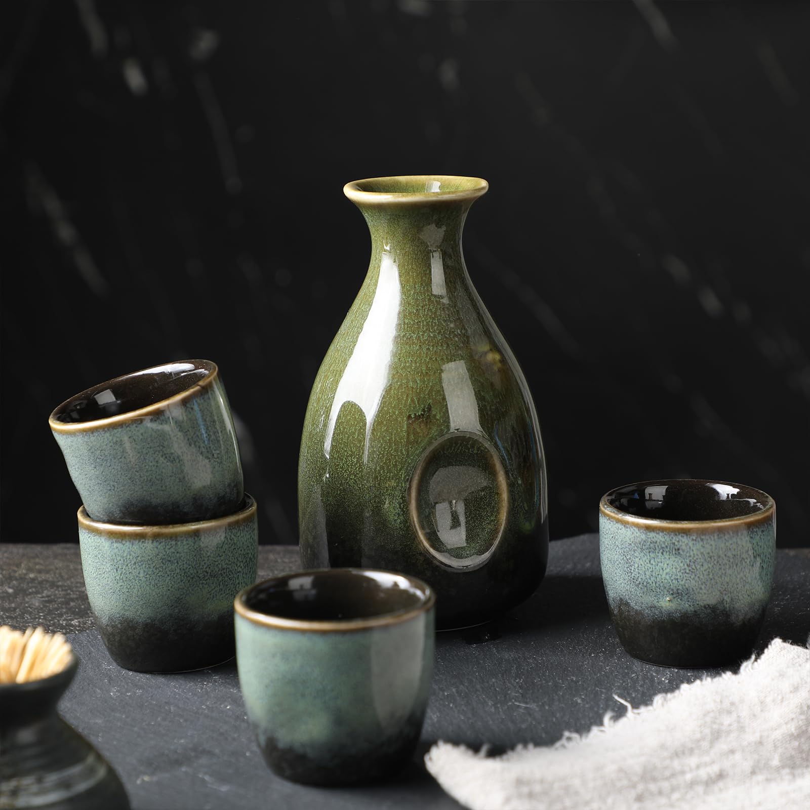 Juego de sake con taza y olla de vino, juego de cerámica para calentadores, incluye 1 olla grande y 4 tazas (negro y verde)