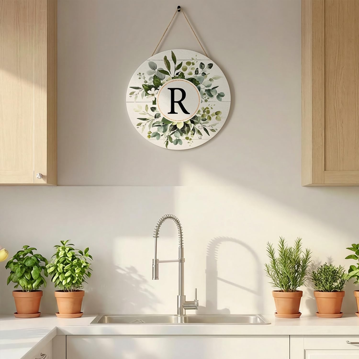 Uśmiech monogram litera R wieńce drewniany znak powitalny, nazwisko rodziny inicjał dekoracja ścienna drzwi wejściowych, kwiatowy wiosna lato ganek rustykalny dom kuchnia dekoracja
